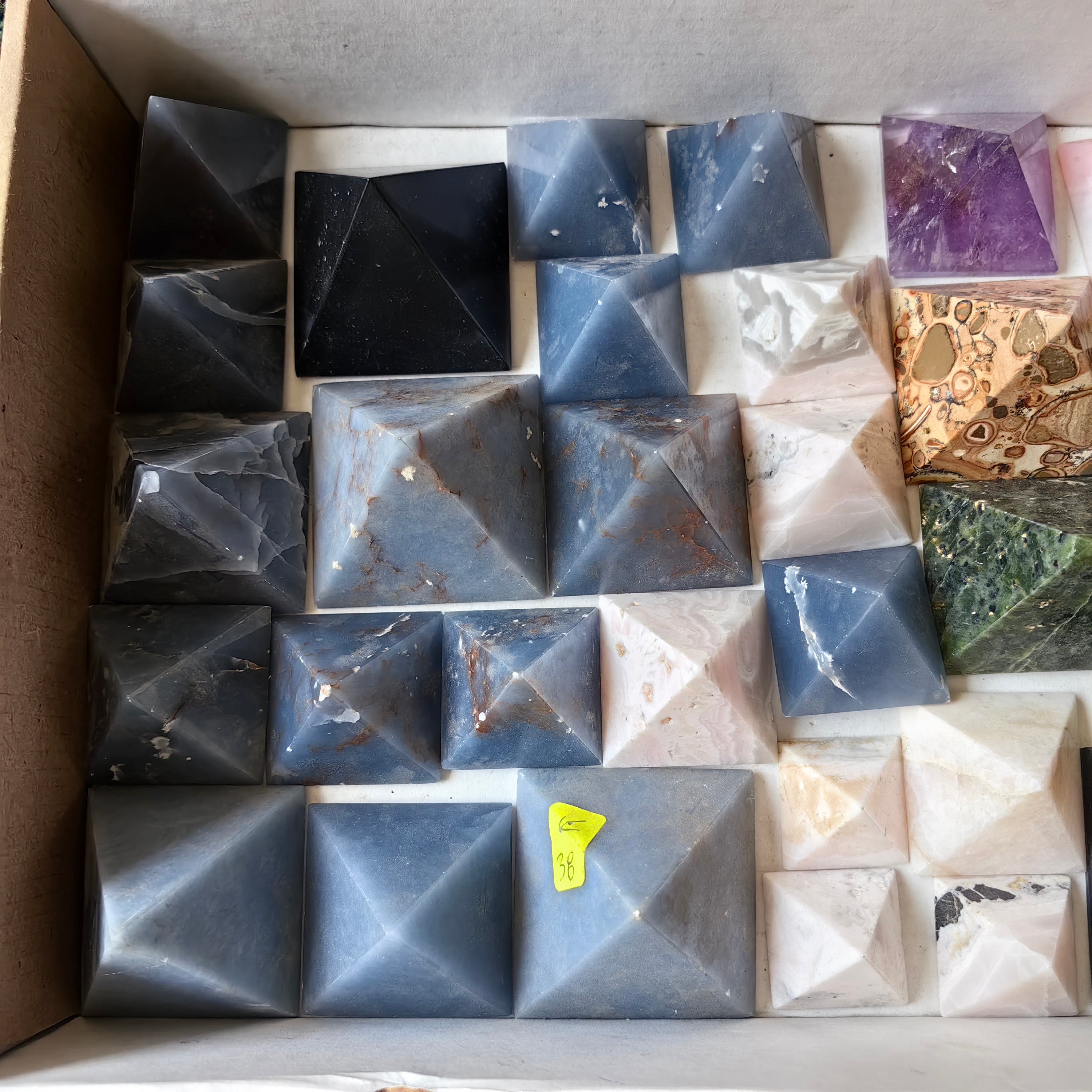 30 pc pyramids mixted in peruvian stones