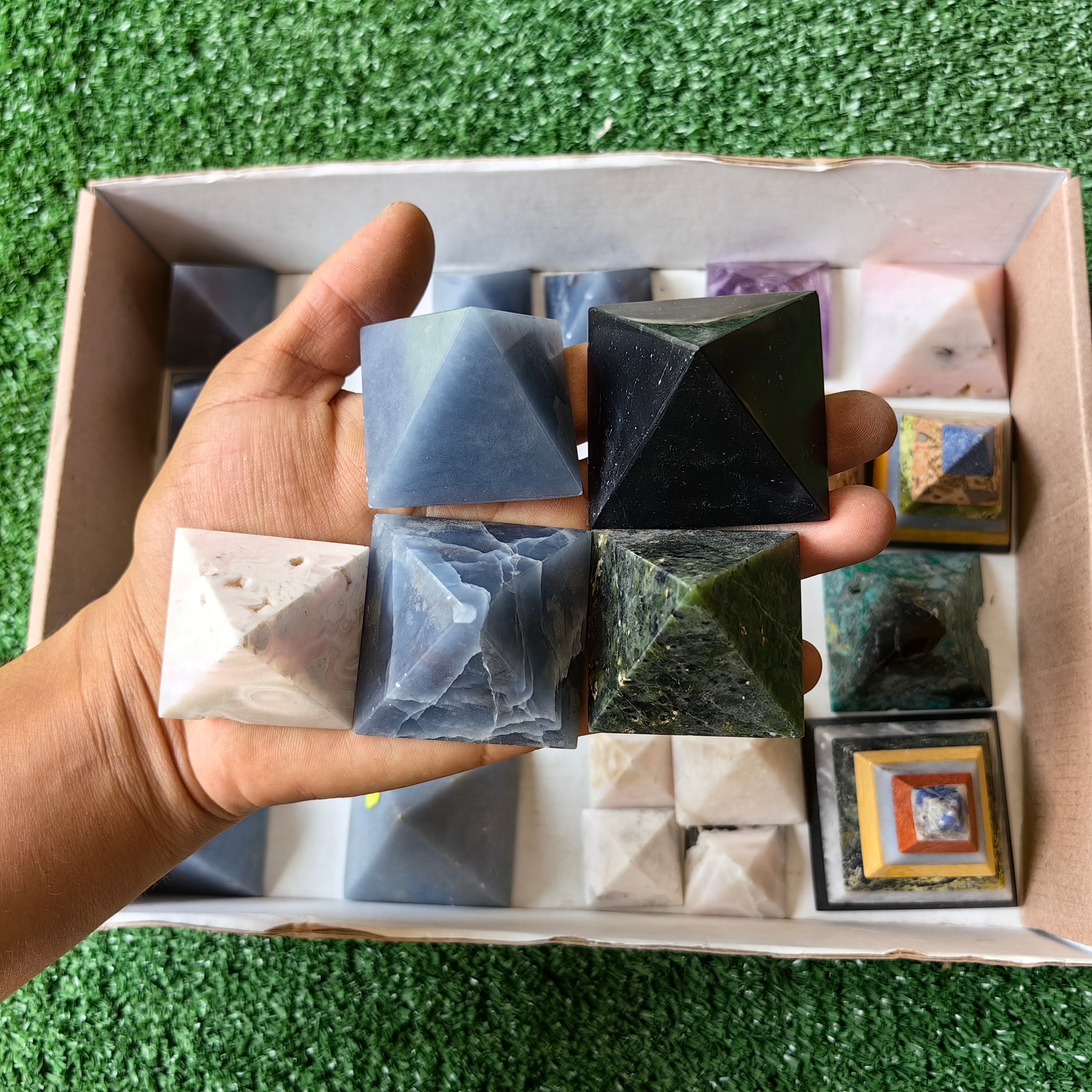 30 pc pyramids mixted in peruvian stones