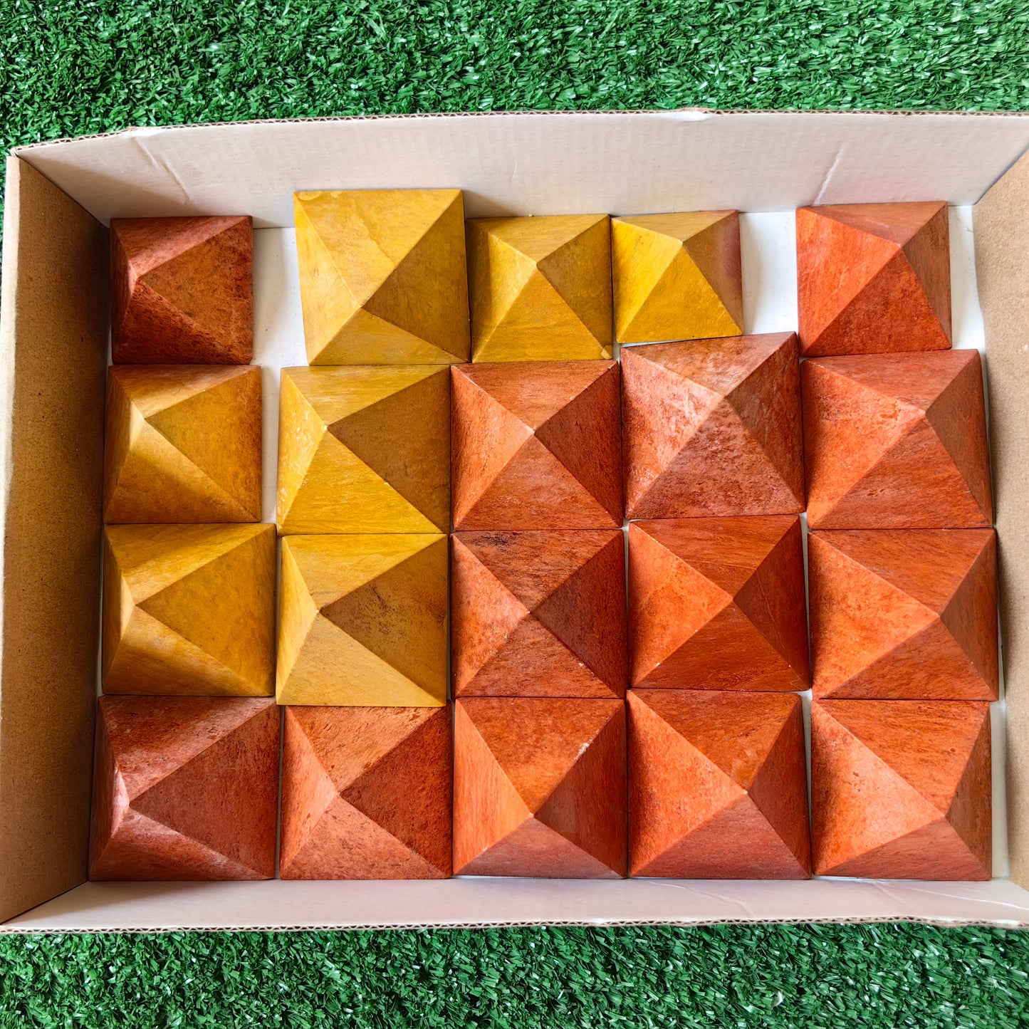 20 pcs pyramids jasper orange / jasper yellow