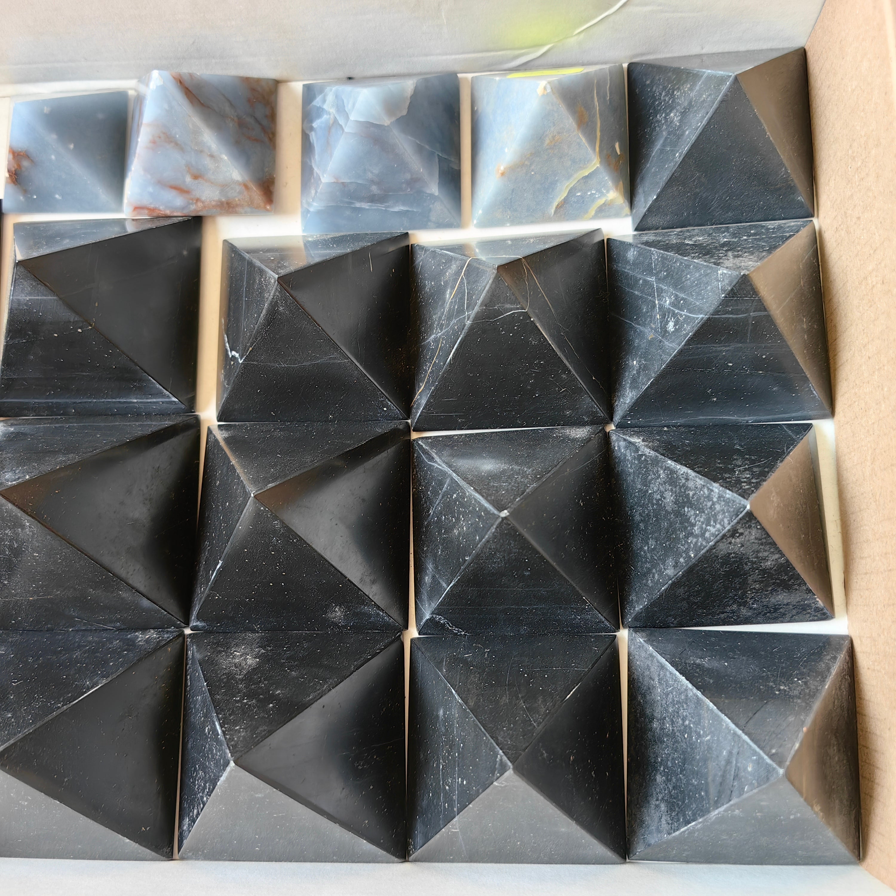20 pcs pyramids black onix / angelite