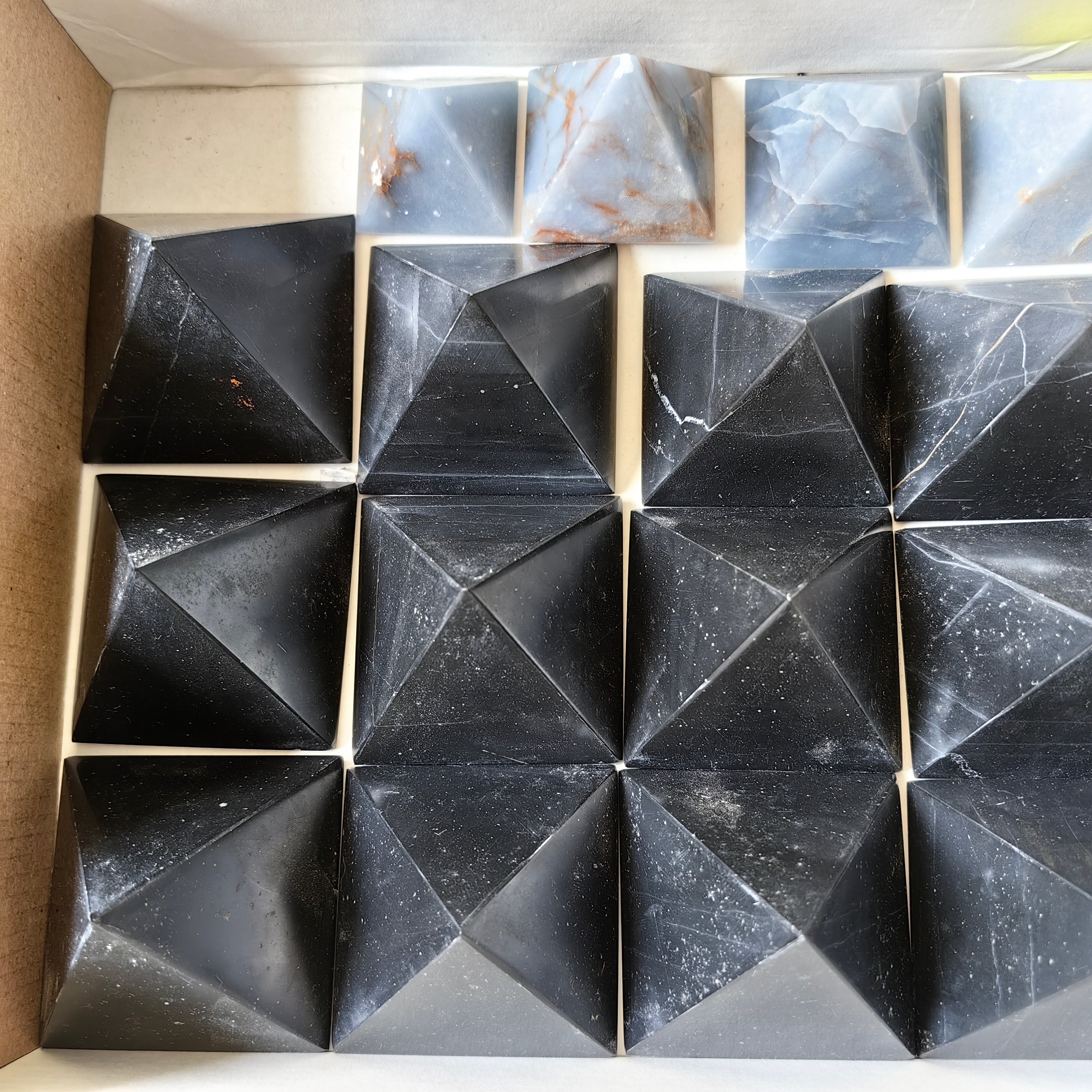 20 pcs pyramids black onix / angelite