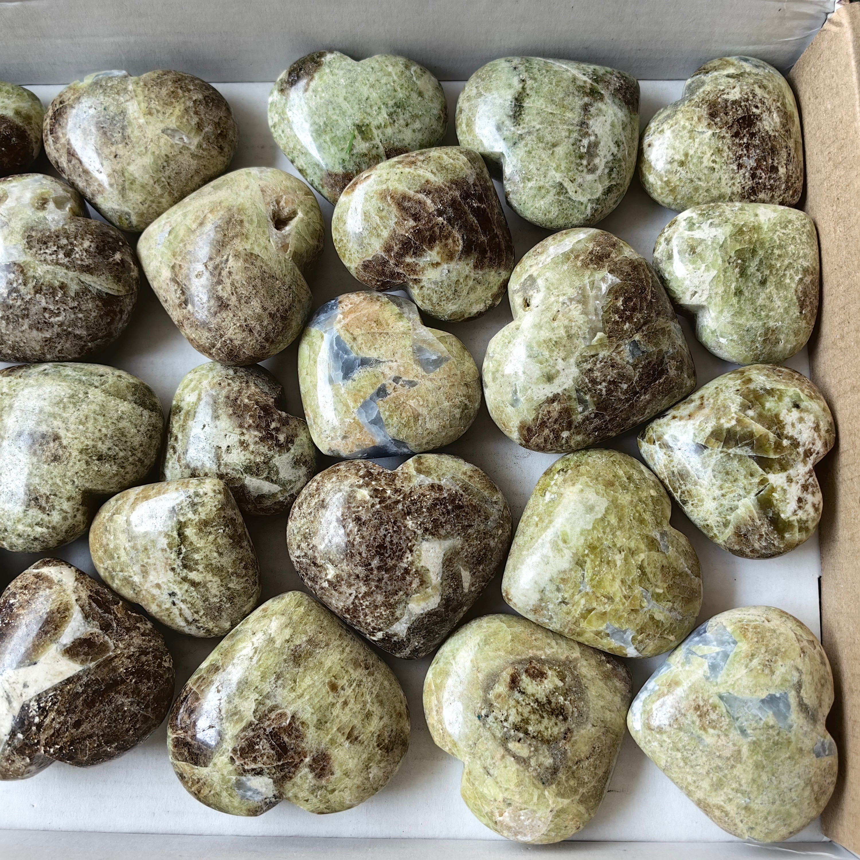 24 pcs hearts of visuvianite with garnet