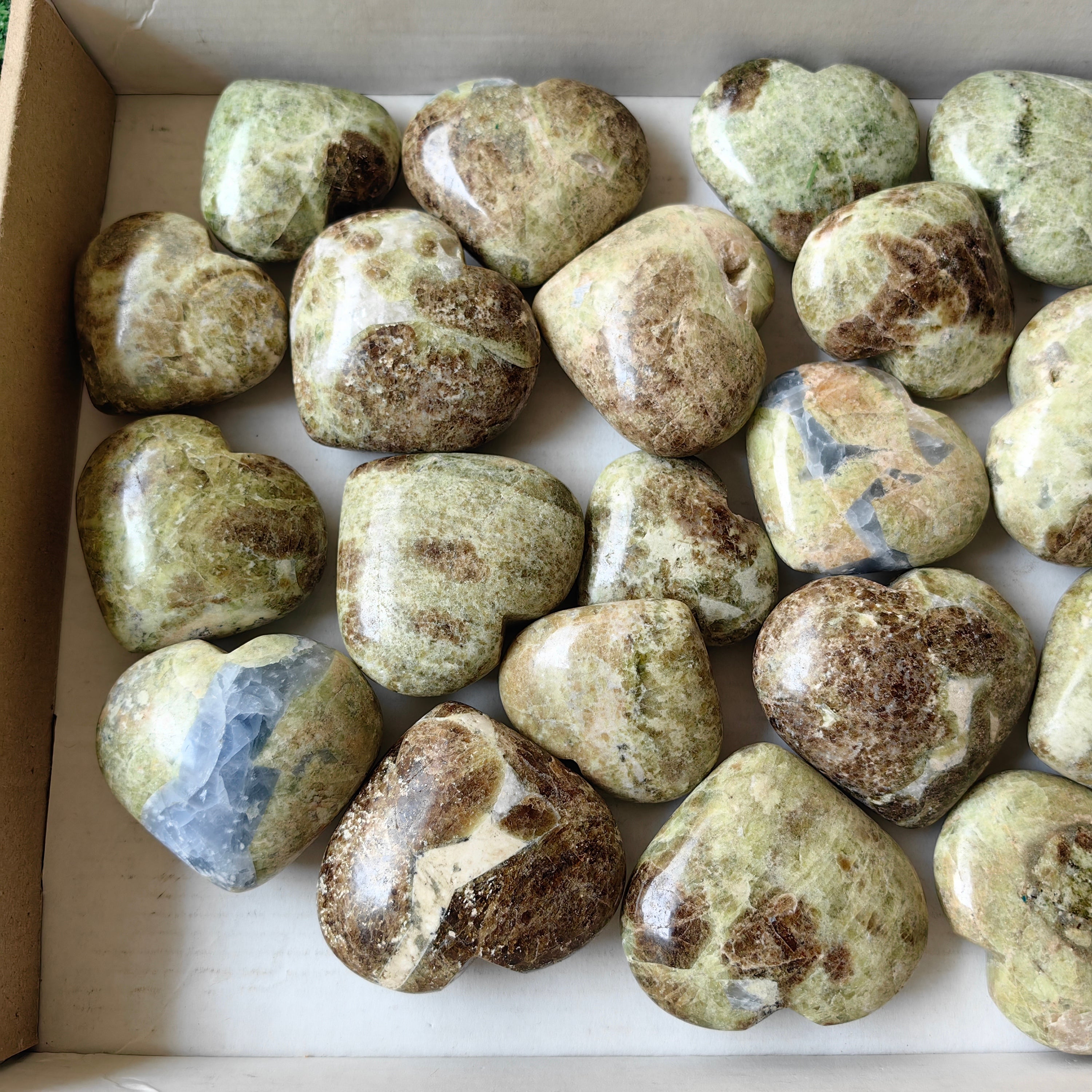 24 pcs hearts of visuvianite with garnet