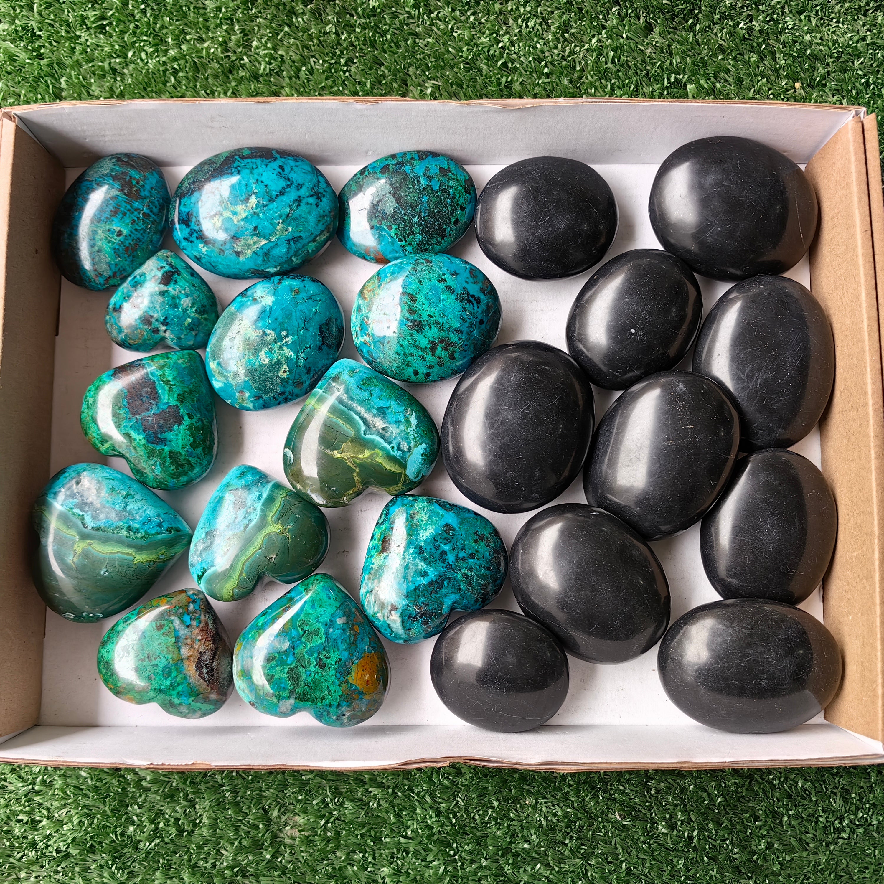Lot 18 pcs Chysocolla Heart, Onix Black Palm