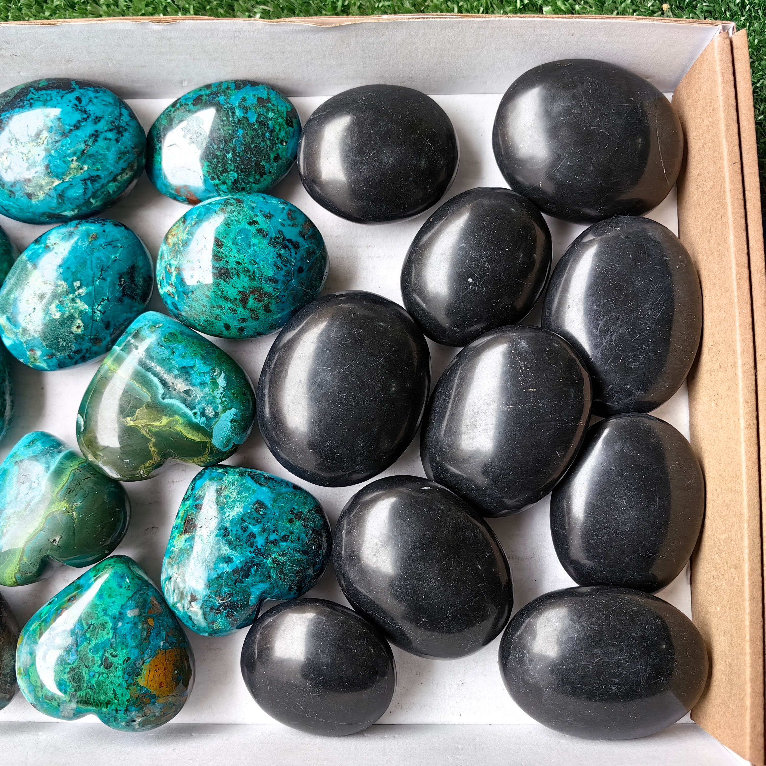 Lot 18 pcs Chysocolla Heart, Onix Black Palm