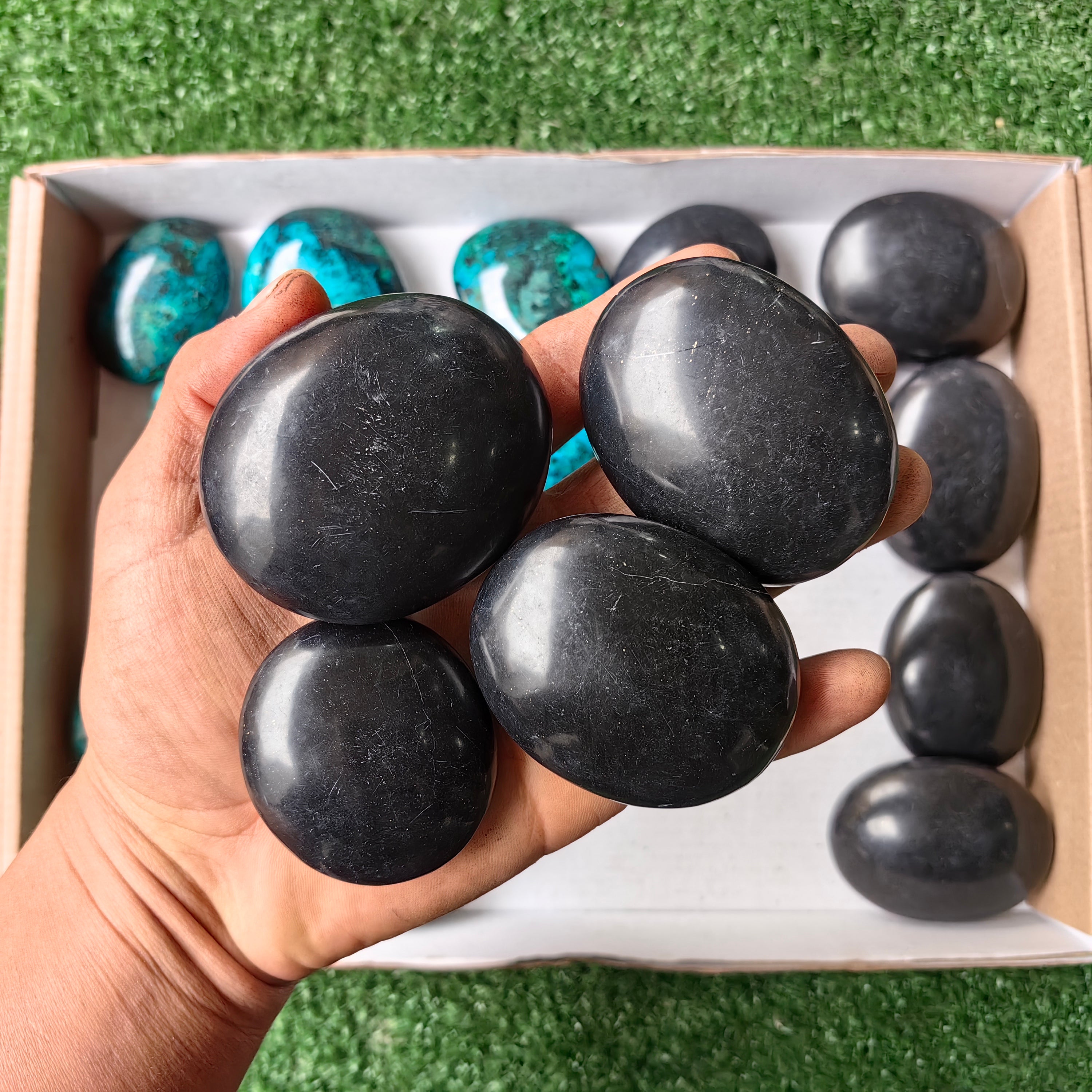 Lot 18 pcs Chysocolla Heart, Onix Black Palm