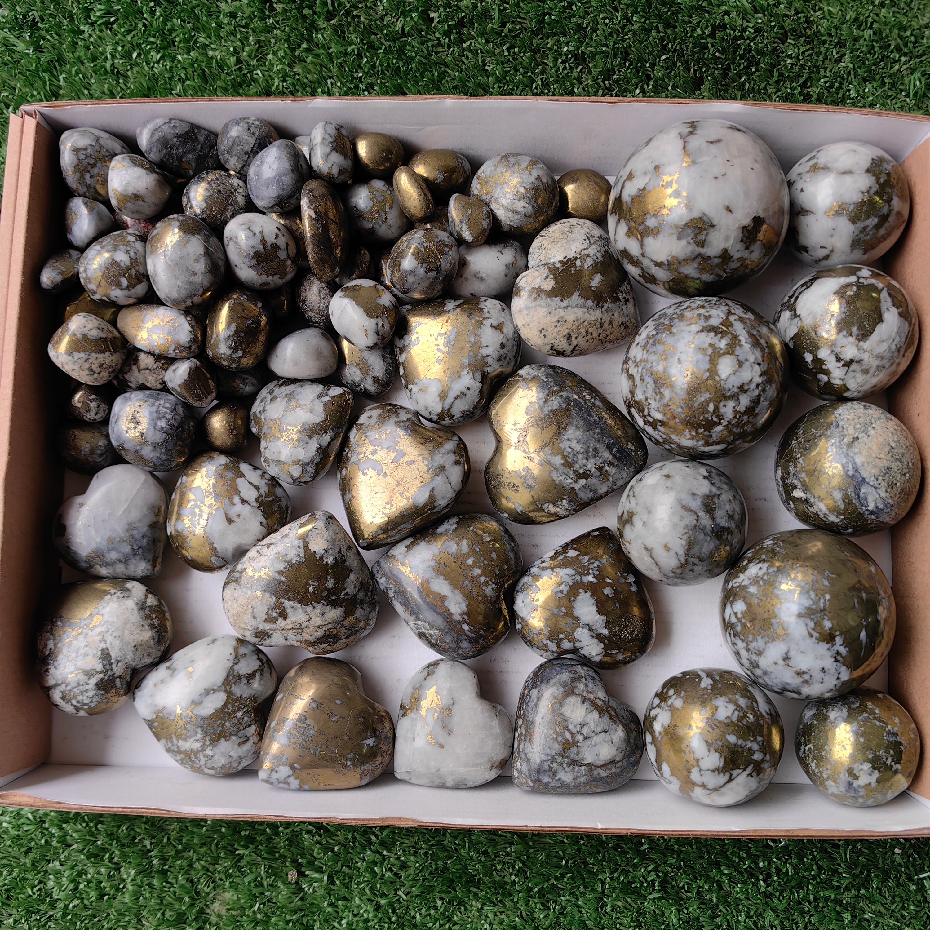 Lot 3.7 kg Chalcopyrite on Quartz Mixed