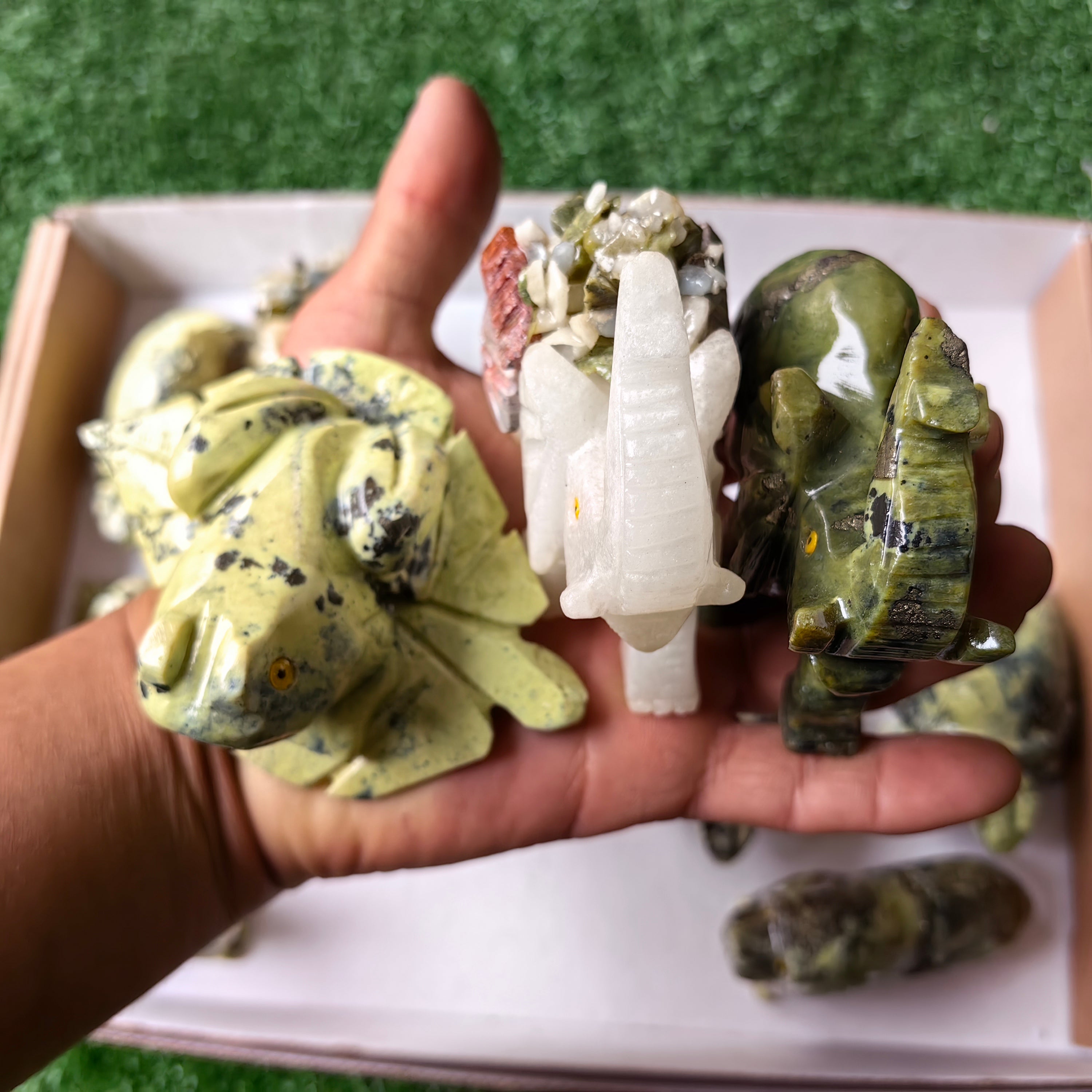 Lot 12 pcs Serpentine Animals