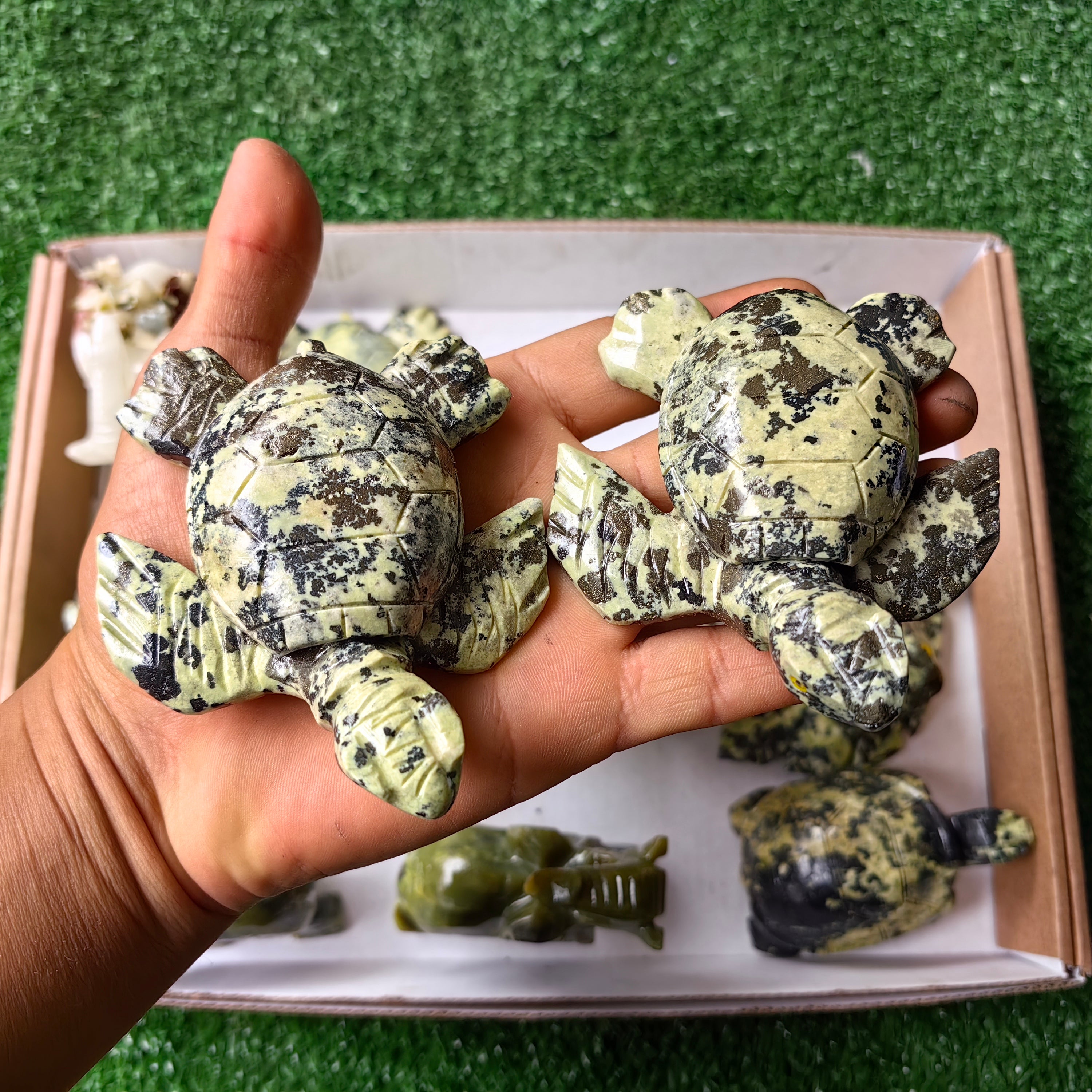 Lot 12 pcs Serpentine Animals
