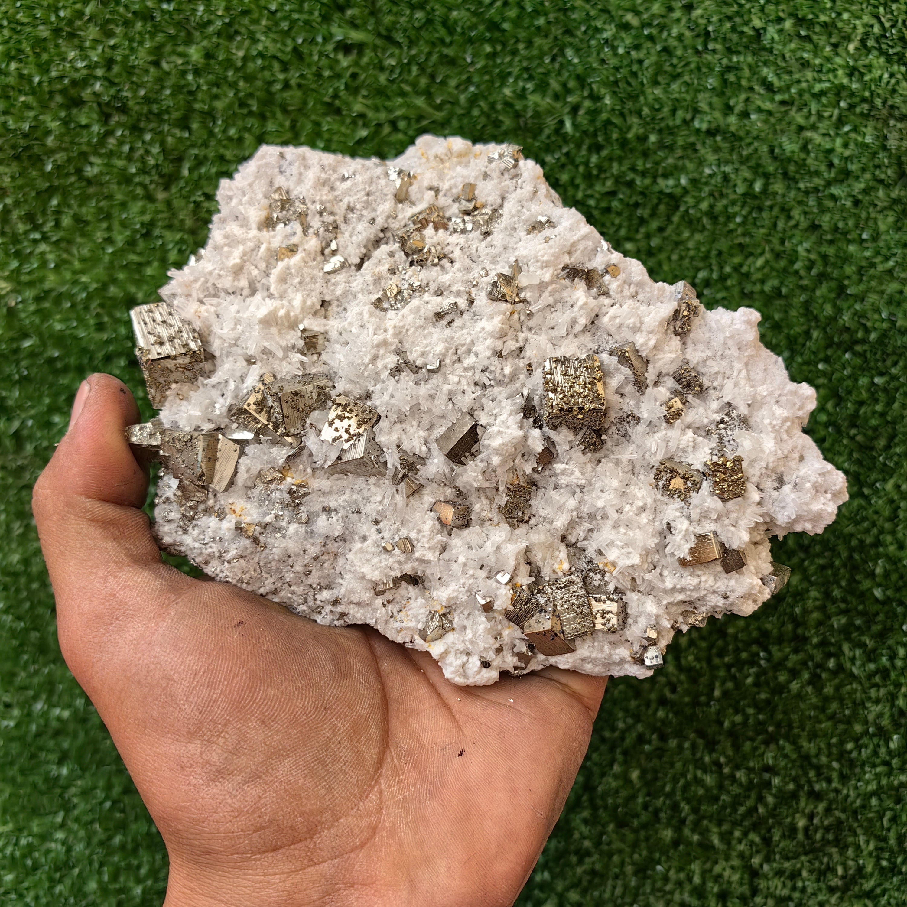 1 pcs Pyrite Cubic with Quartz