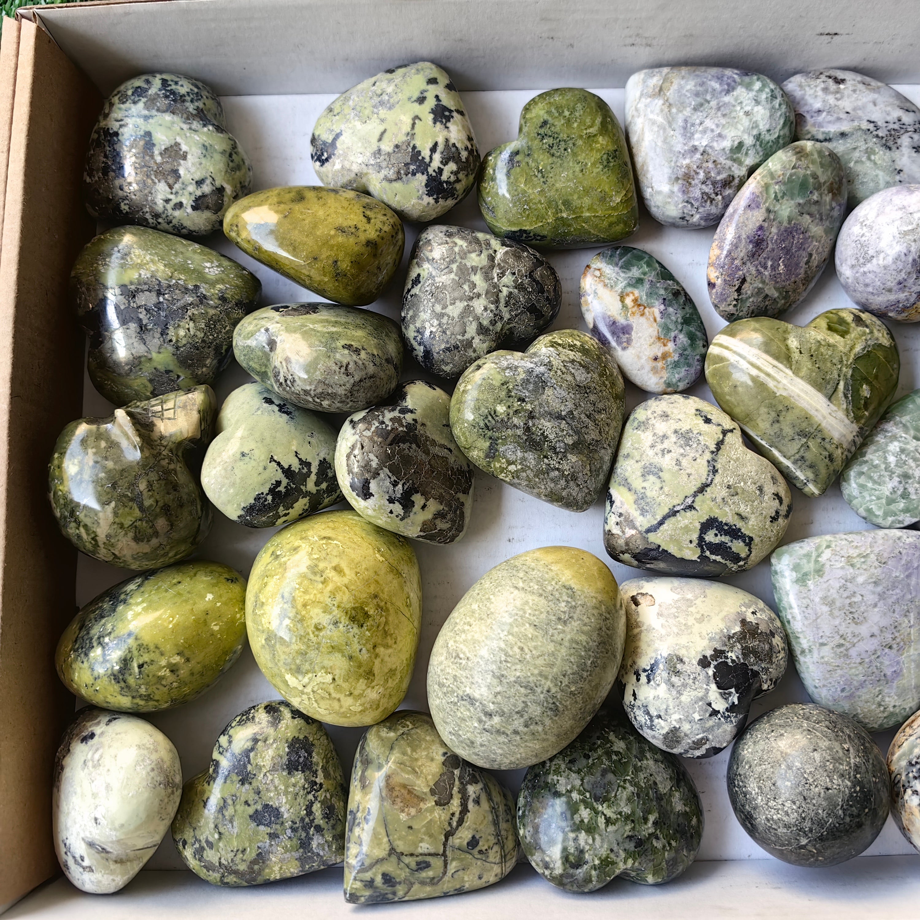 Lot 35 pcs Serpentine, bolivianite heart