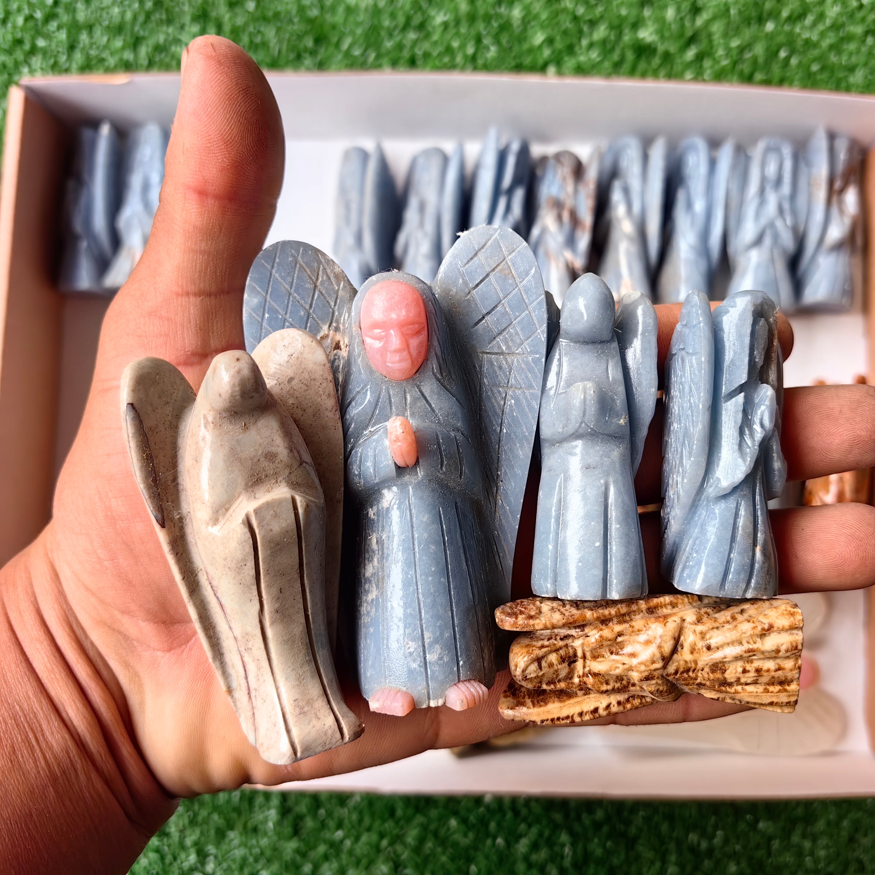 lot 25 pcs Angels of mixed stones