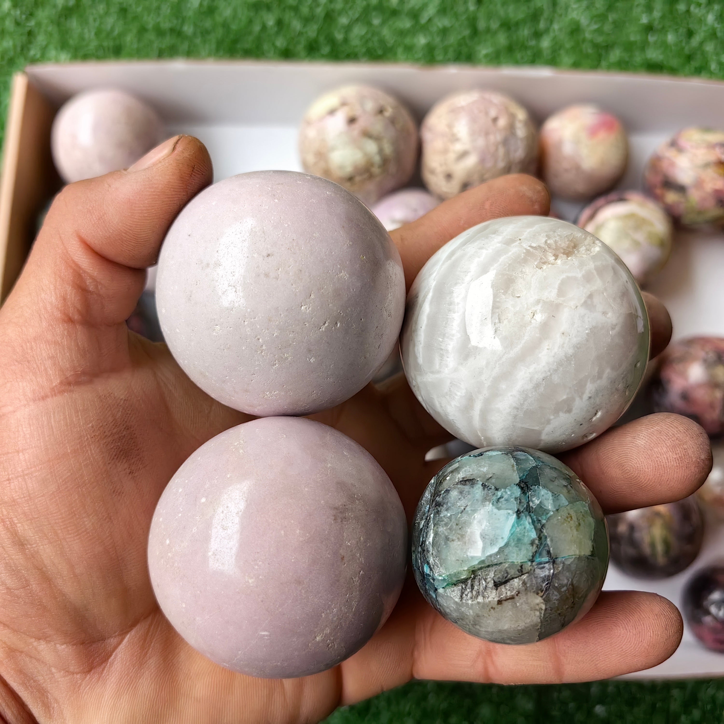 Lot 32 pcs Sphere of mixed stones