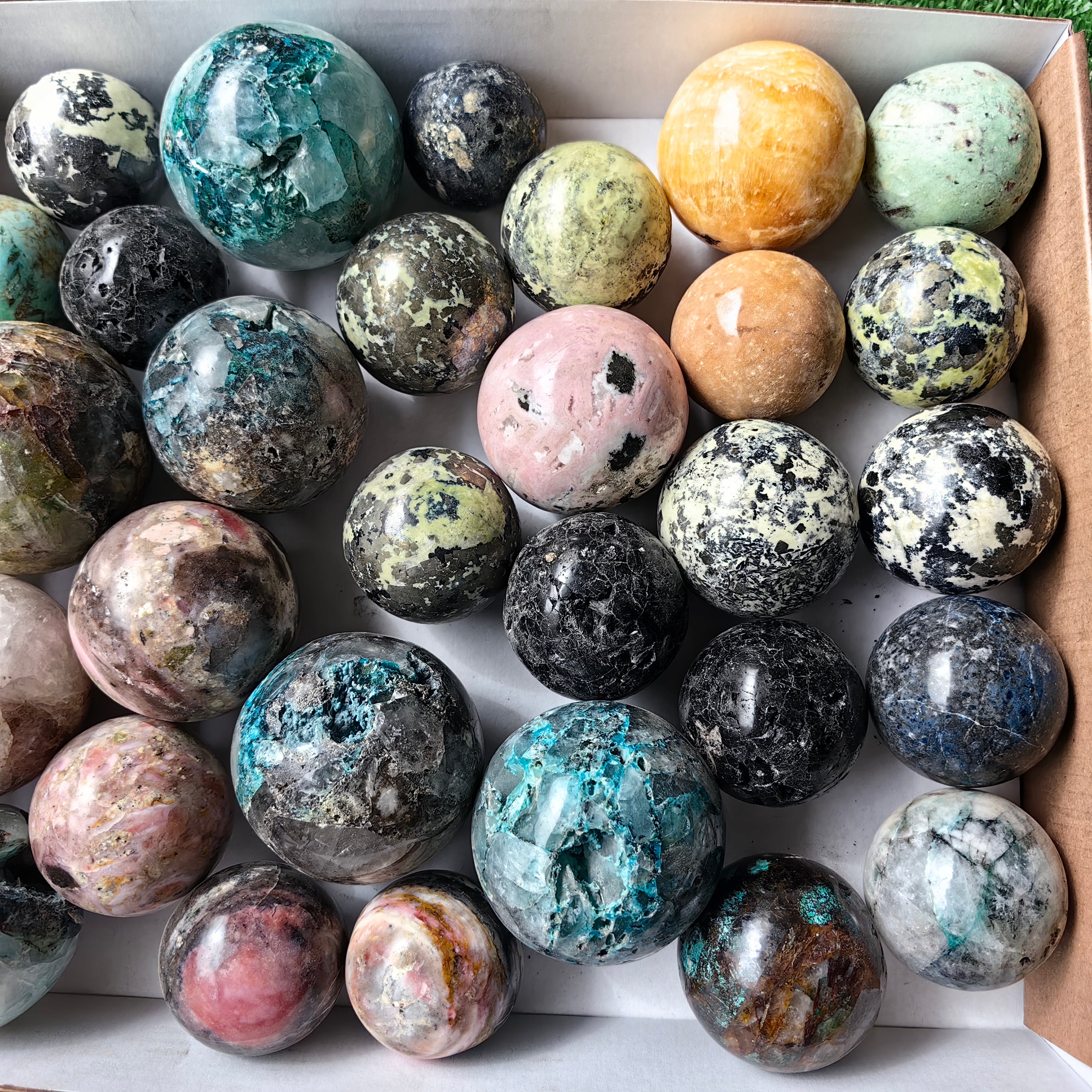 Lot 34 pcs Sphere of mixed stones