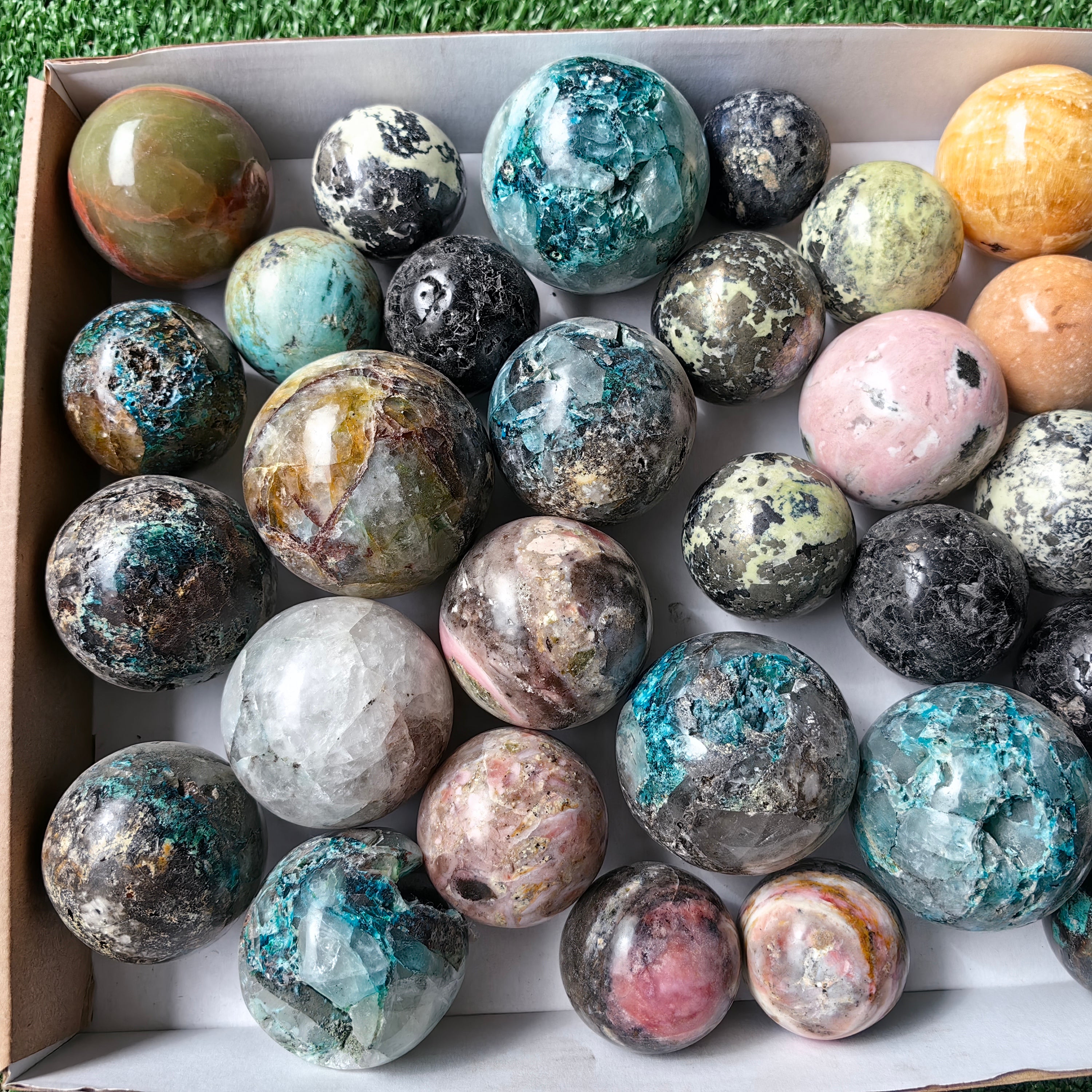 Lot 34 pcs Sphere of mixed stones