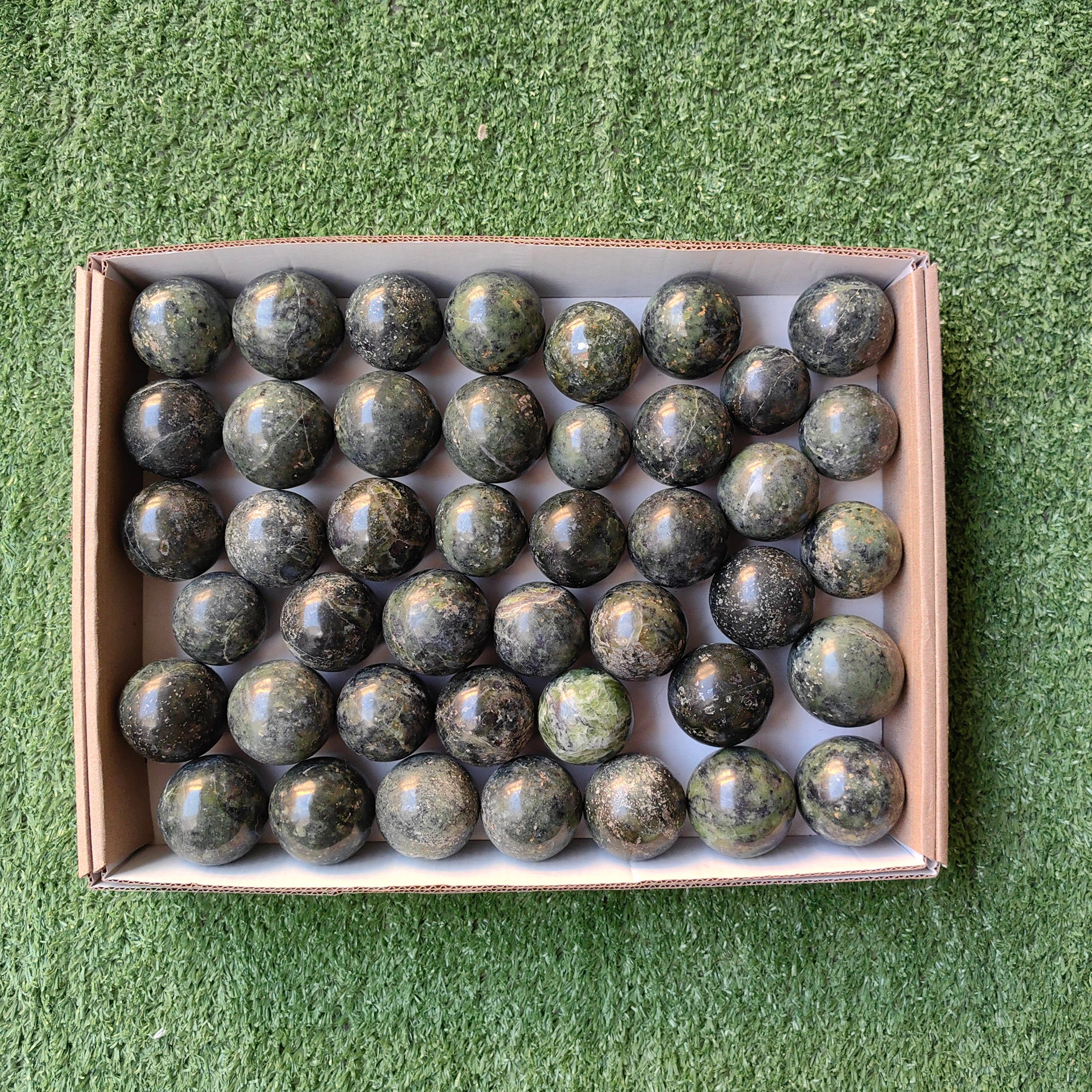 Lot 43 pcs Nefrite Sphere