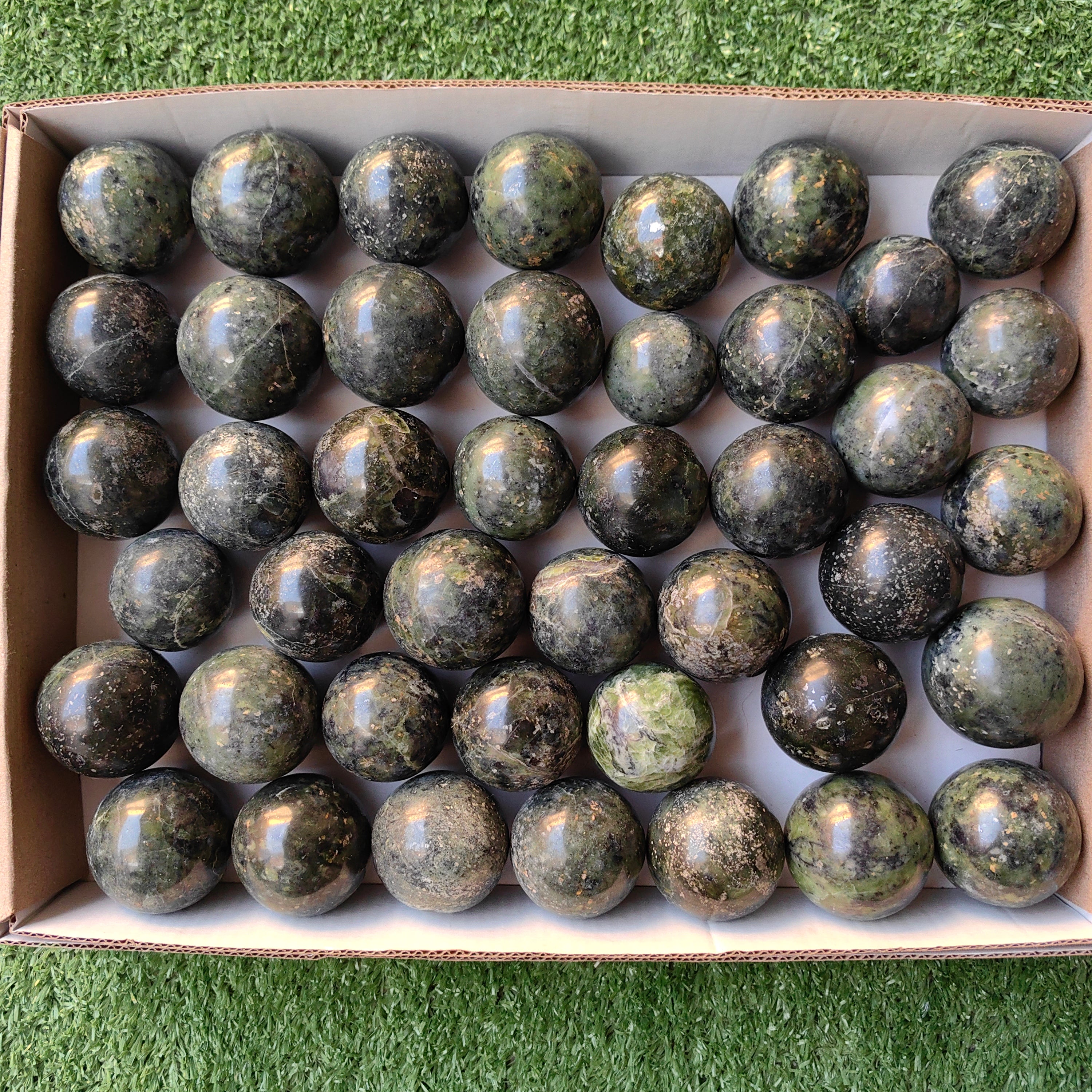 Lot 43 pcs Nefrite Sphere