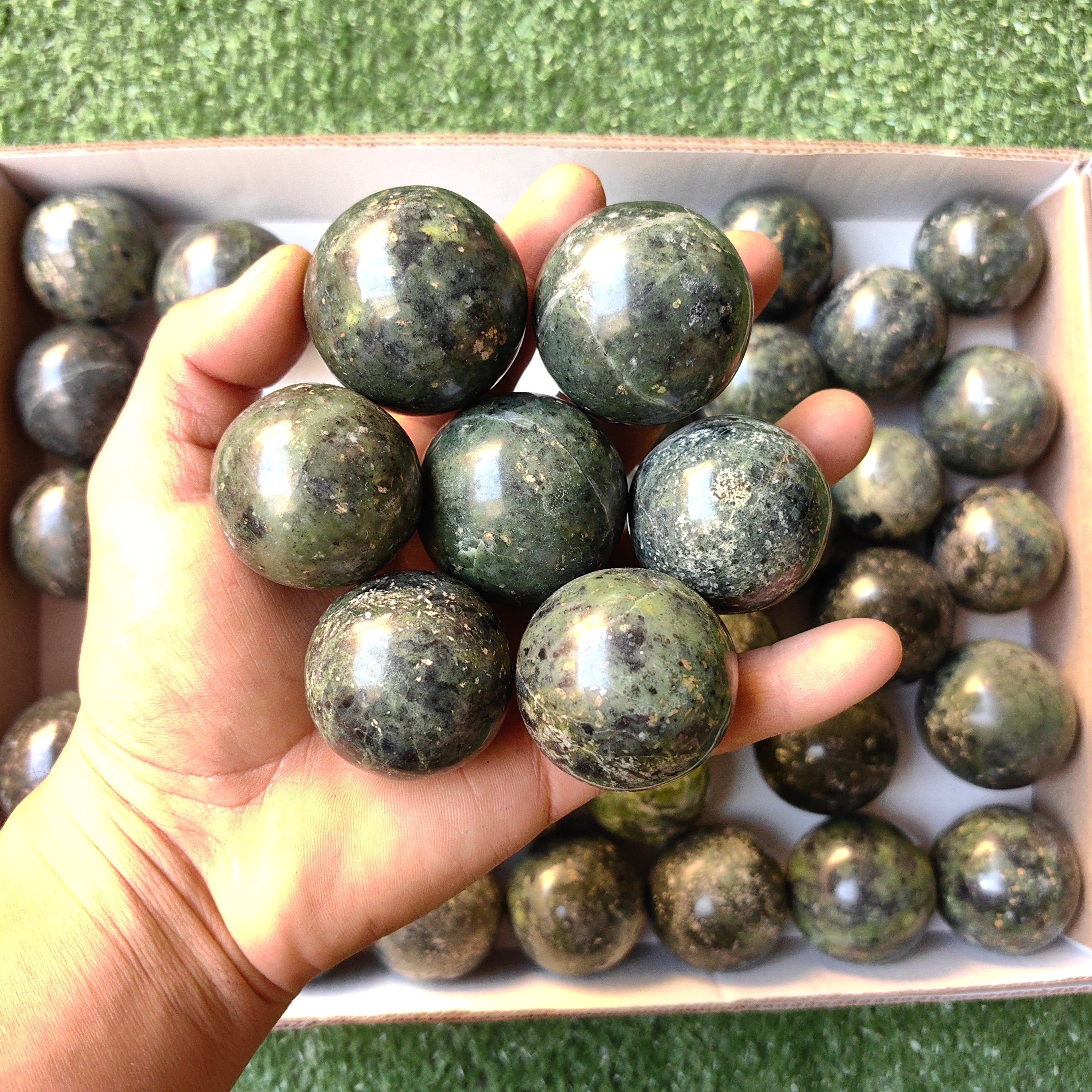 Lot 43 pcs Nefrite Sphere