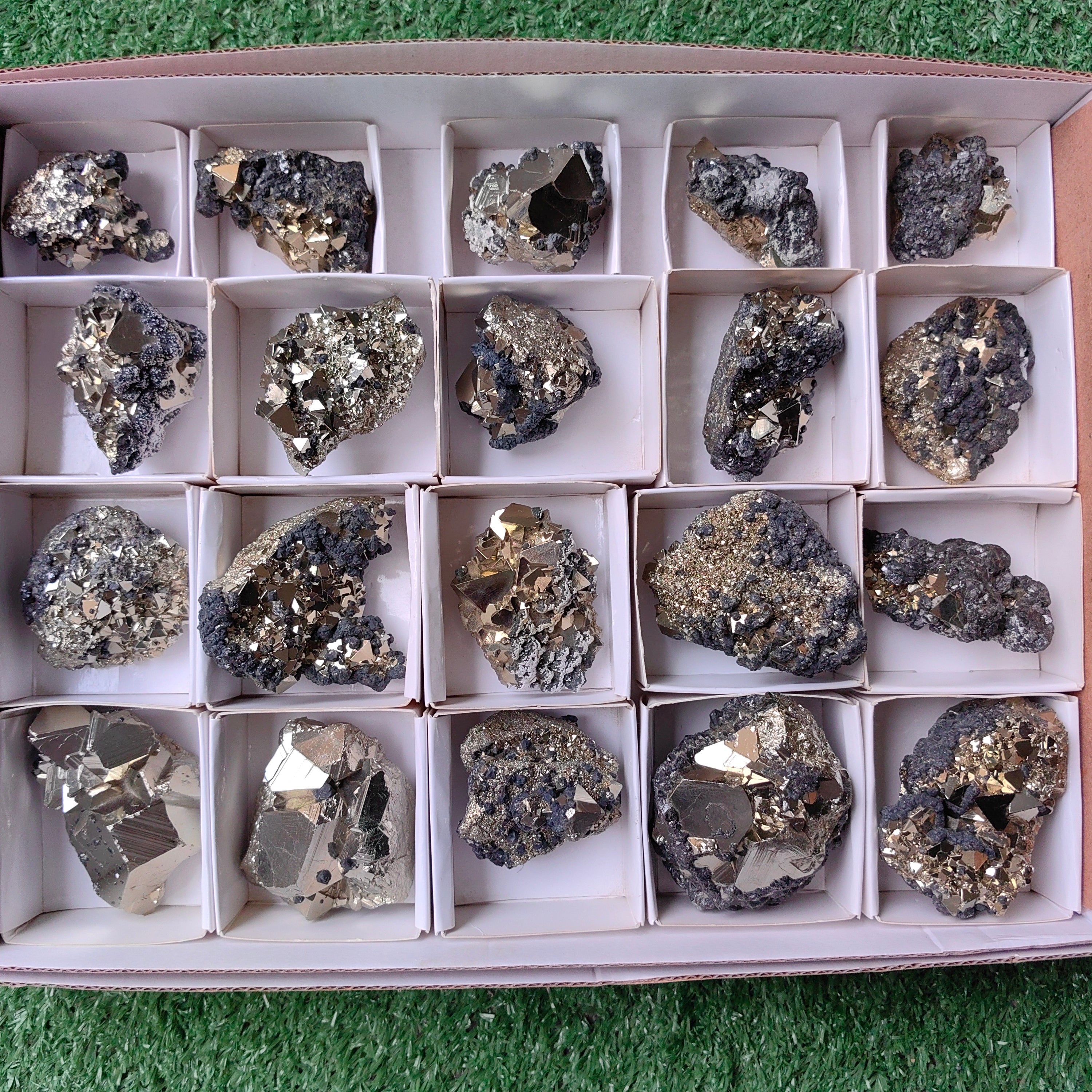 Lot 20 pcs Pyrite Geometric with sphalerite rough