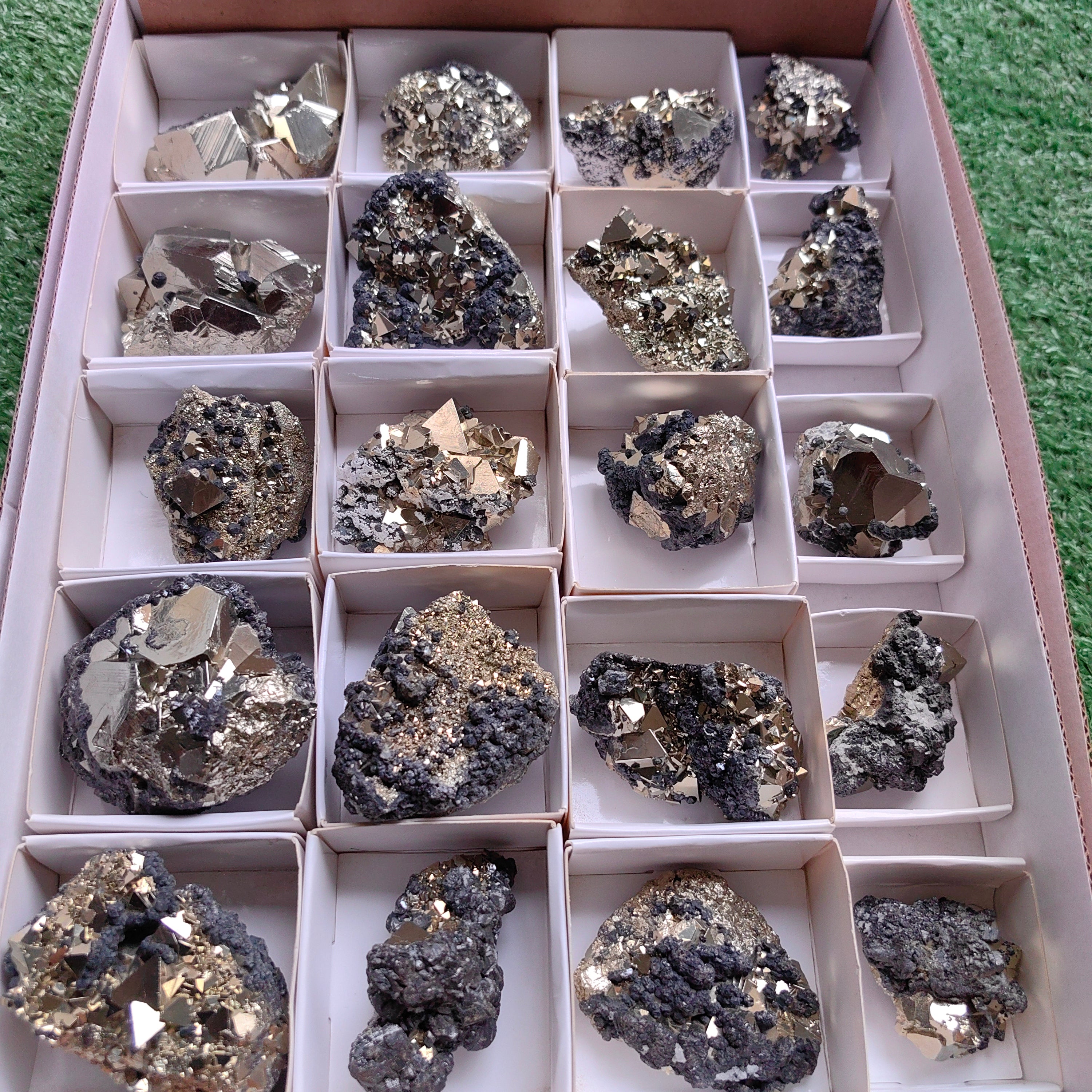 Lot 20 pcs Pyrite Geometric with sphalerite rough