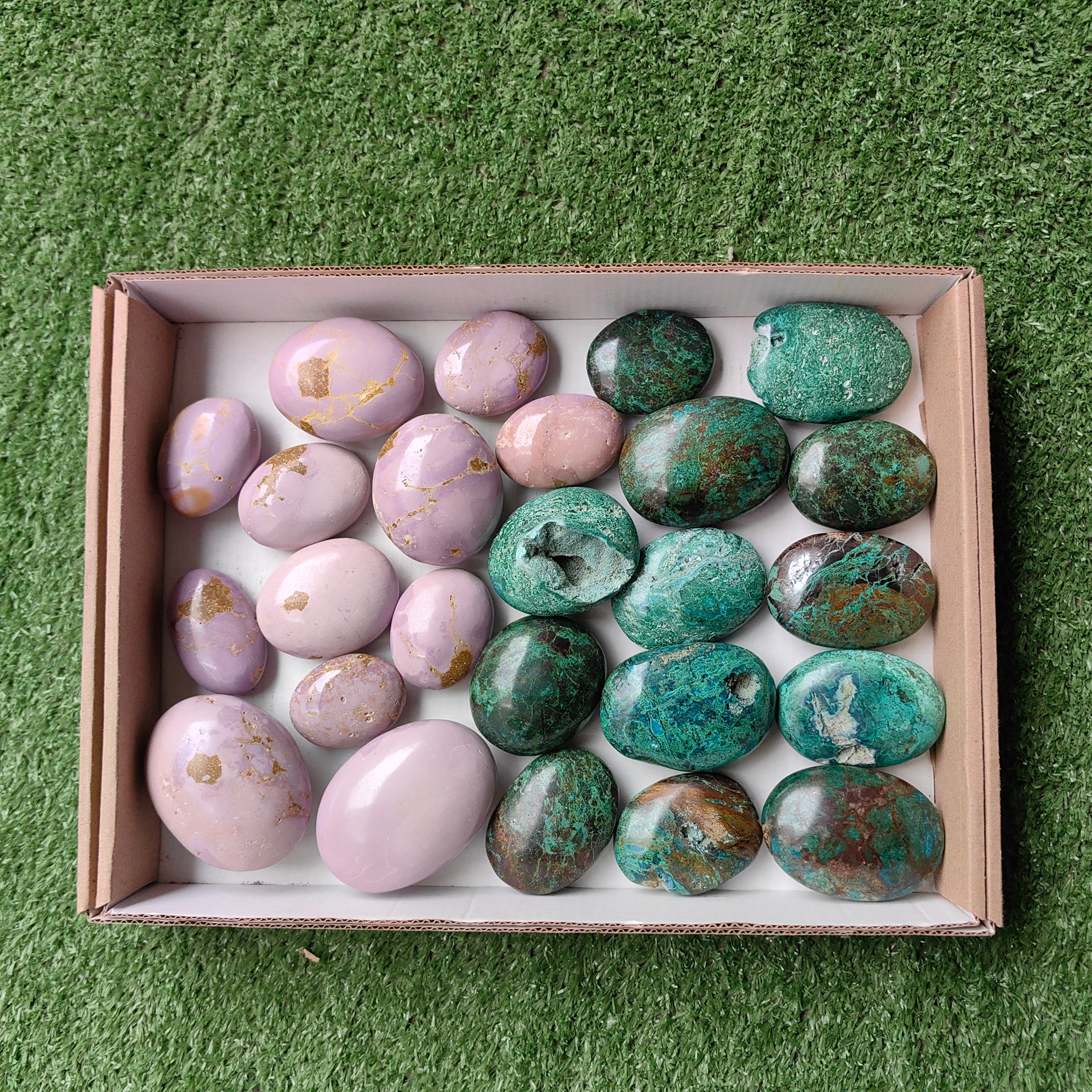 Lot 12 pcs Phosphosiderite palm / 13 pcs Chrysocolla on Malachite palm