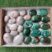 Lot 12 pcs Phosphosiderite palm / 13 pcs Chrysocolla on Malachite palm