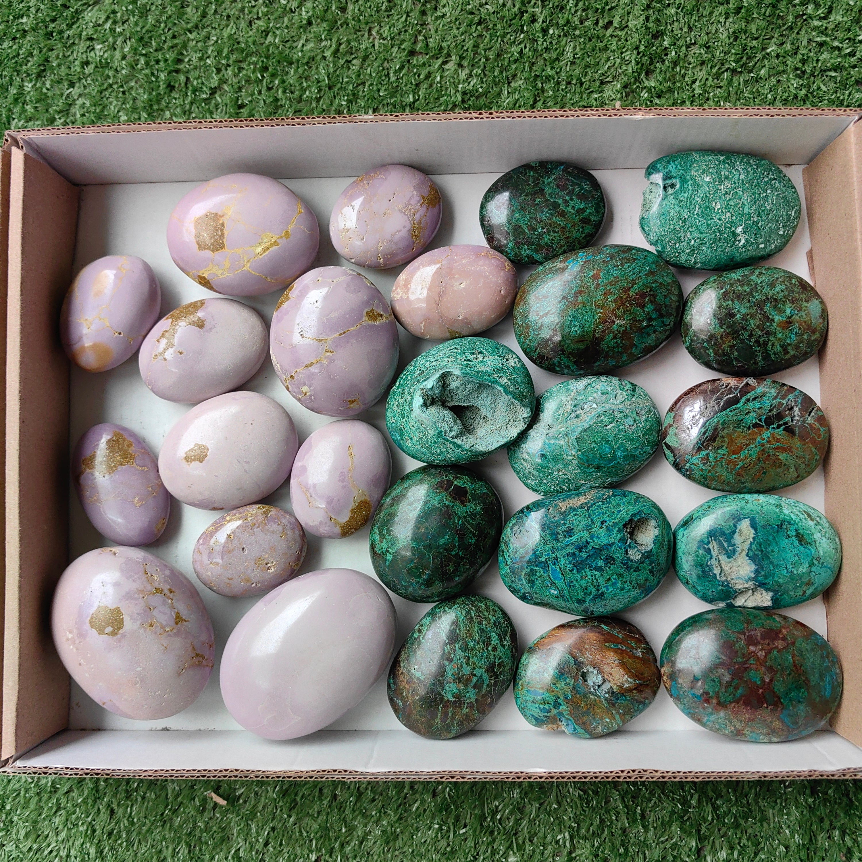 Lot 12 pcs Phosphosiderite palm / 13 pcs Chrysocolla on Malachite palm