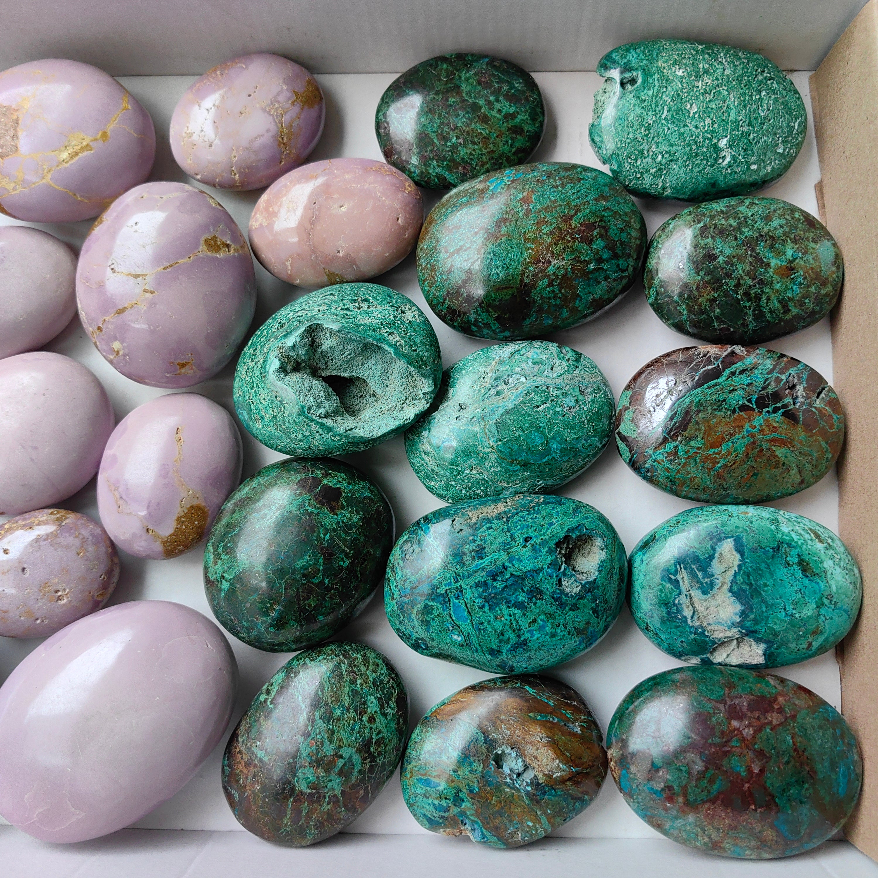 Lot 12 pcs Phosphosiderite palm / 13 pcs Chrysocolla on Malachite palm