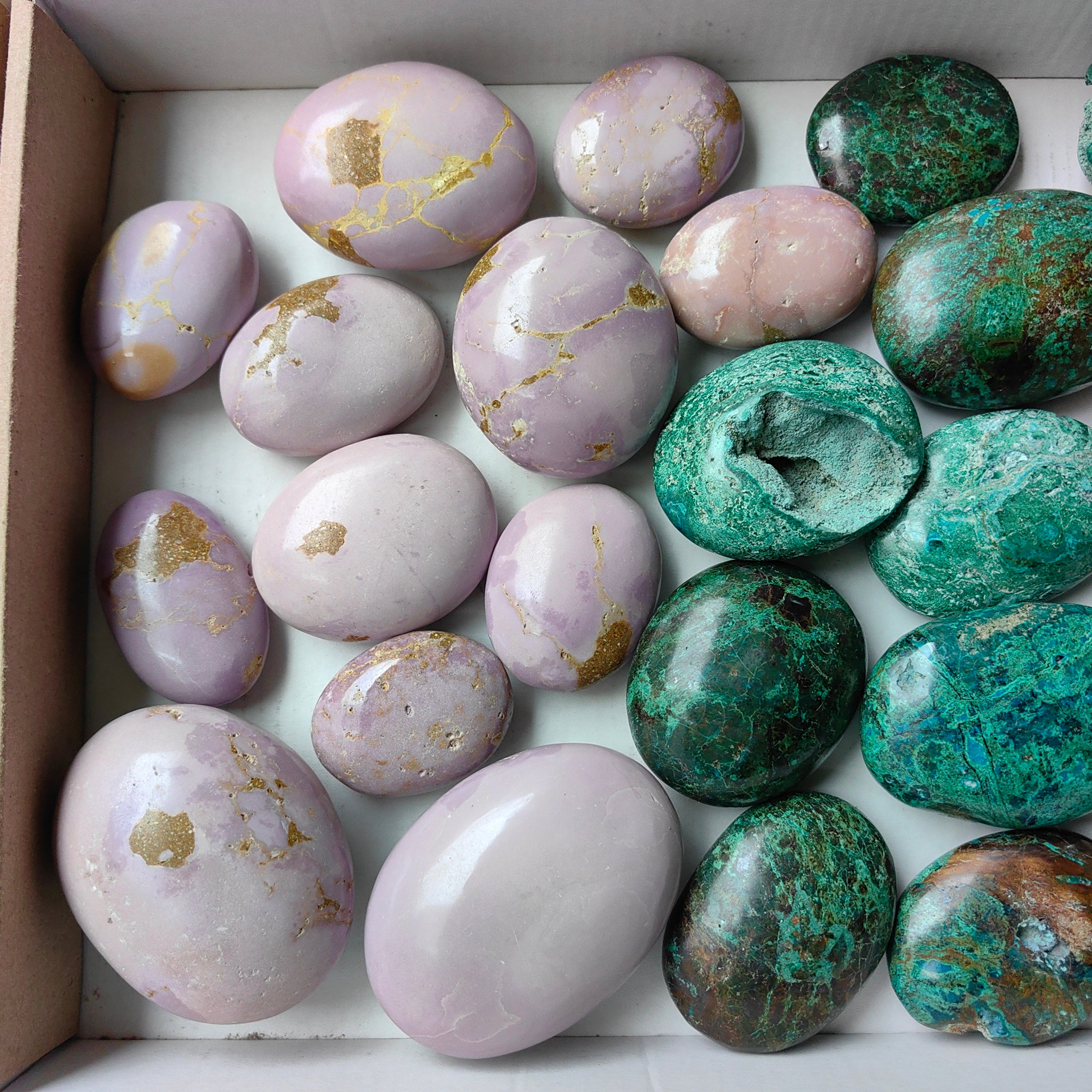 Lot 12 pcs Phosphosiderite palm / 13 pcs Chrysocolla on Malachite palm
