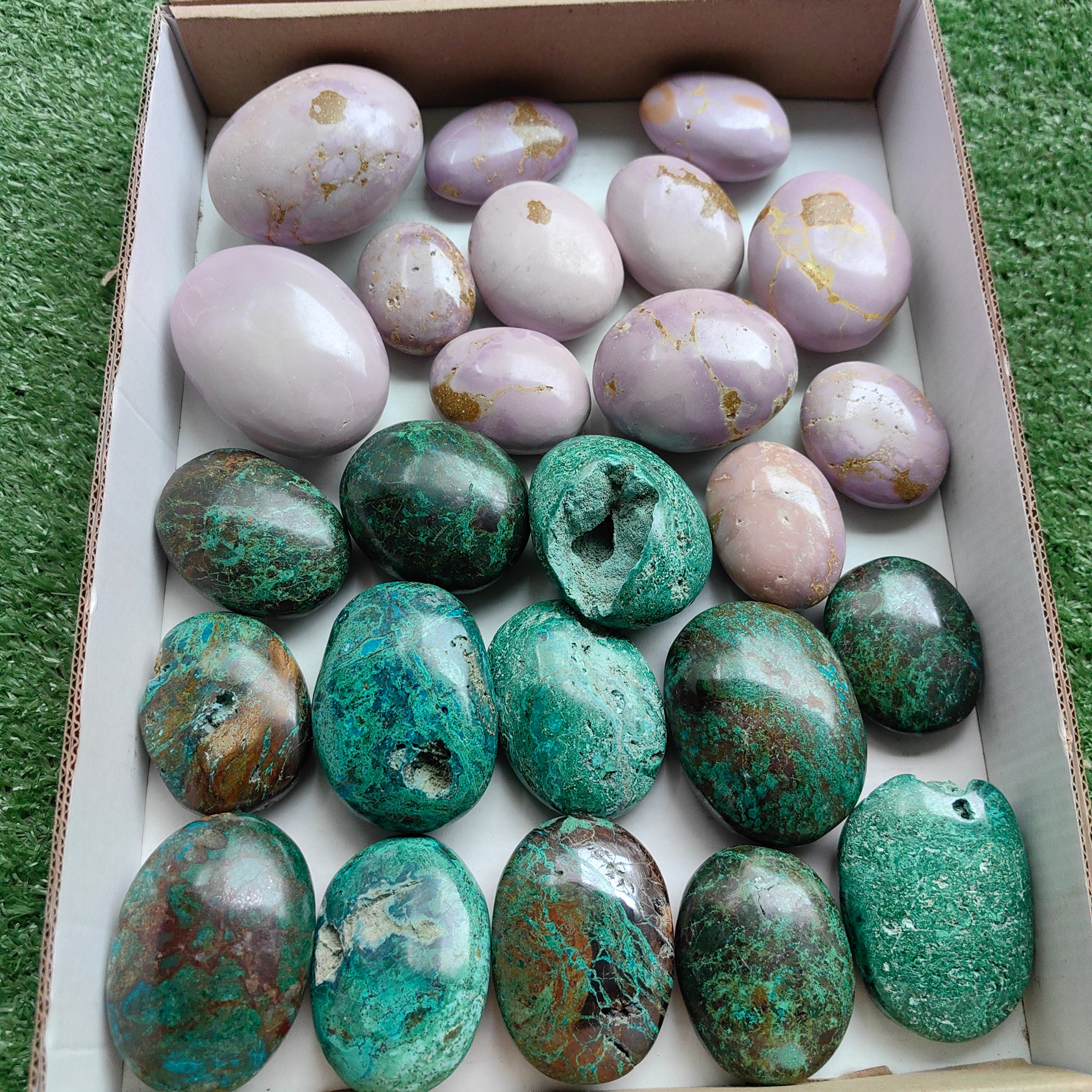 Lot 12 pcs Phosphosiderite palm / 13 pcs Chrysocolla on Malachite palm