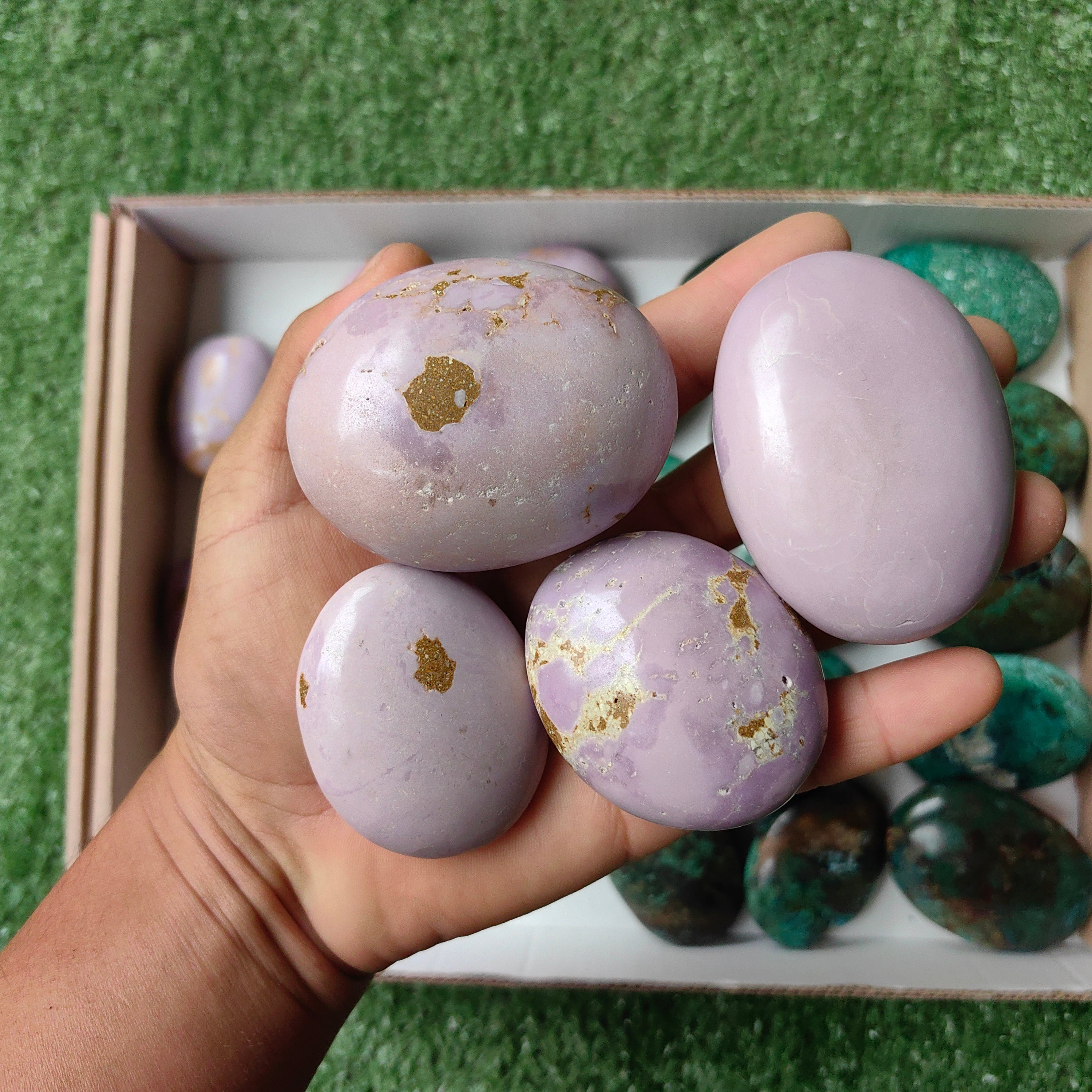 Lot 12 pcs Phosphosiderite palm / 13 pcs Chrysocolla on Malachite palm