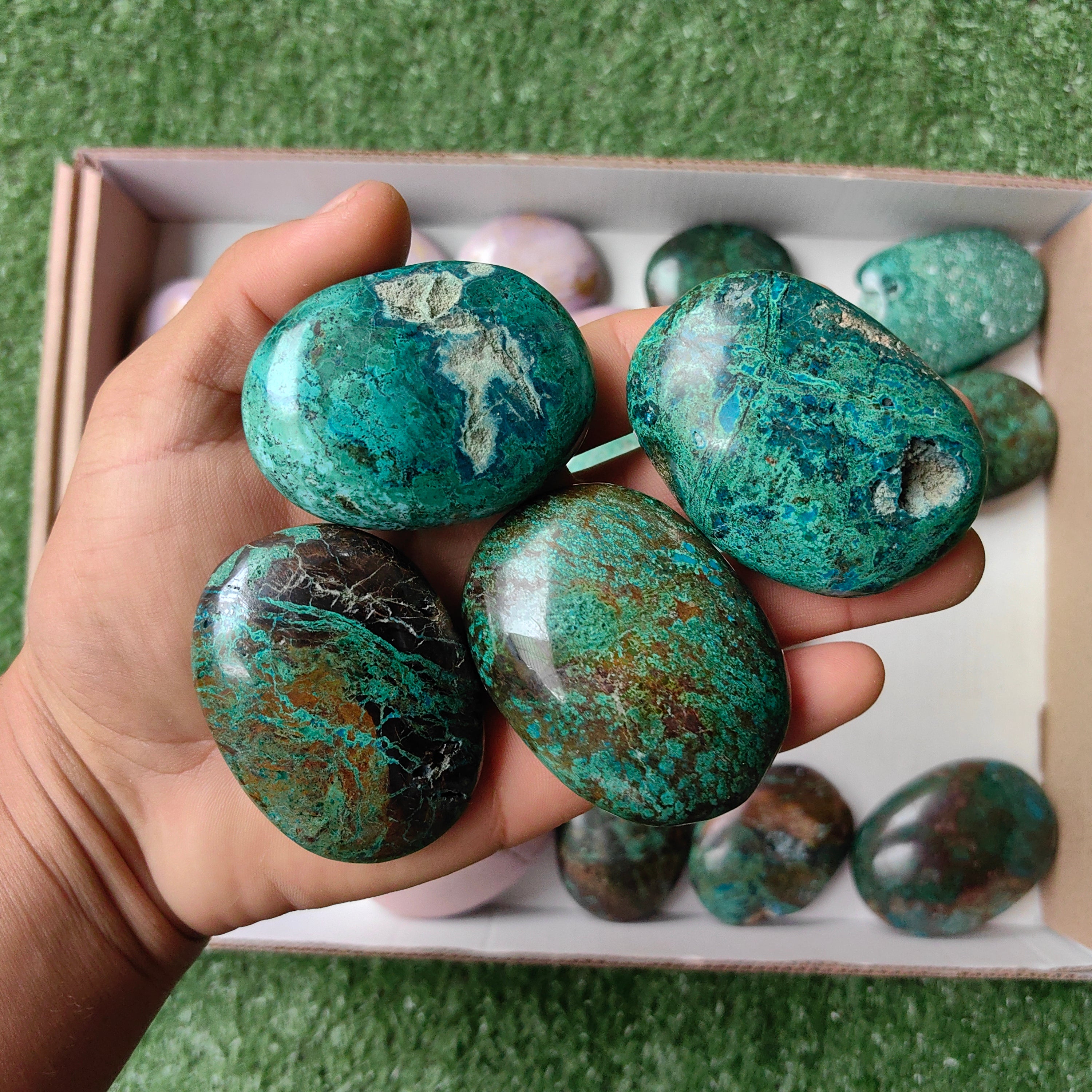 Lot 12 pcs Phosphosiderite palm / 13 pcs Chrysocolla on Malachite palm