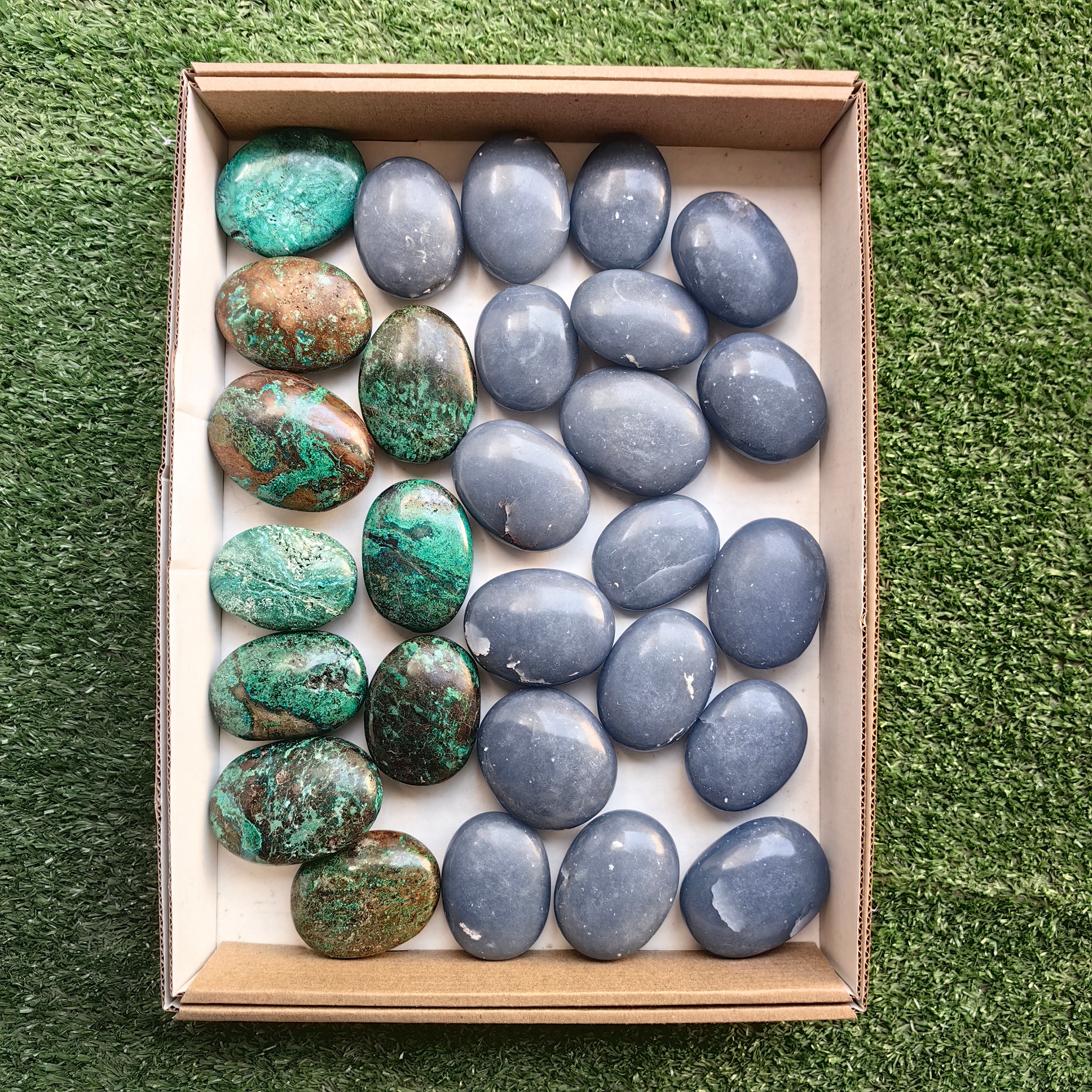 Lot 18 pcs Angelite palm / 10 pcsChrysocolla on Malachite Palm