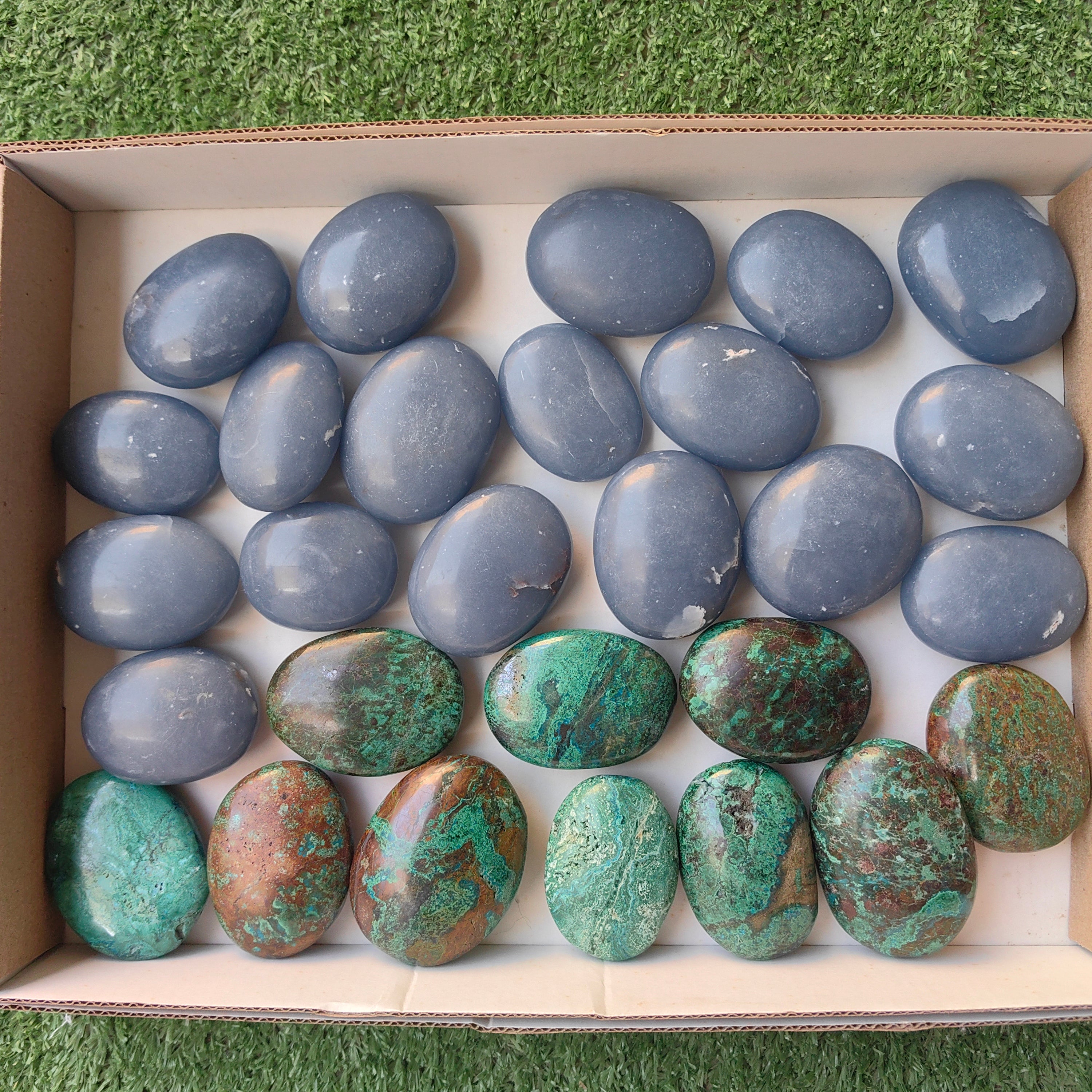 Lot 18 pcs Angelite palm / 10 pcsChrysocolla on Malachite Palm