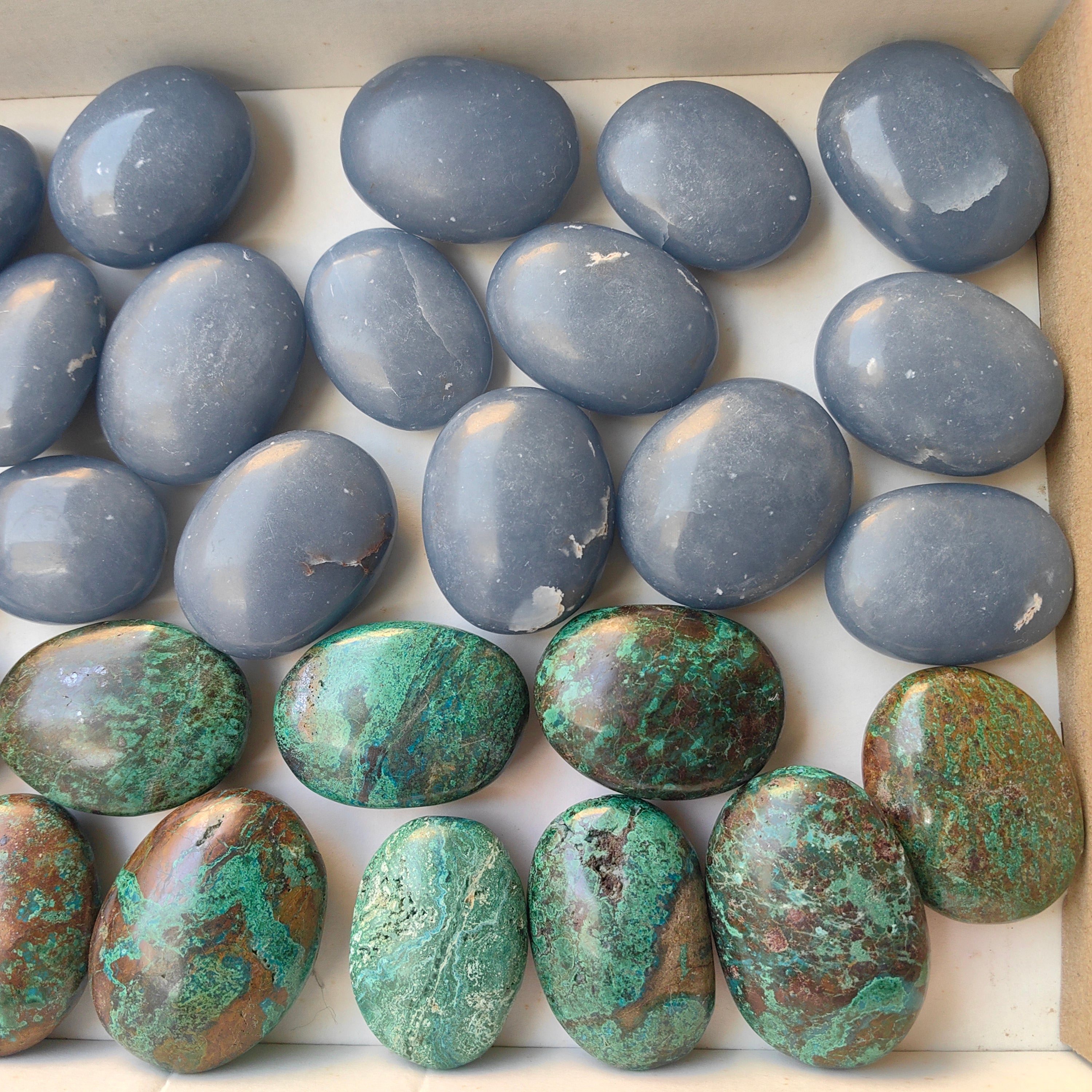Lot 18 pcs Angelite palm / 10 pcsChrysocolla on Malachite Palm