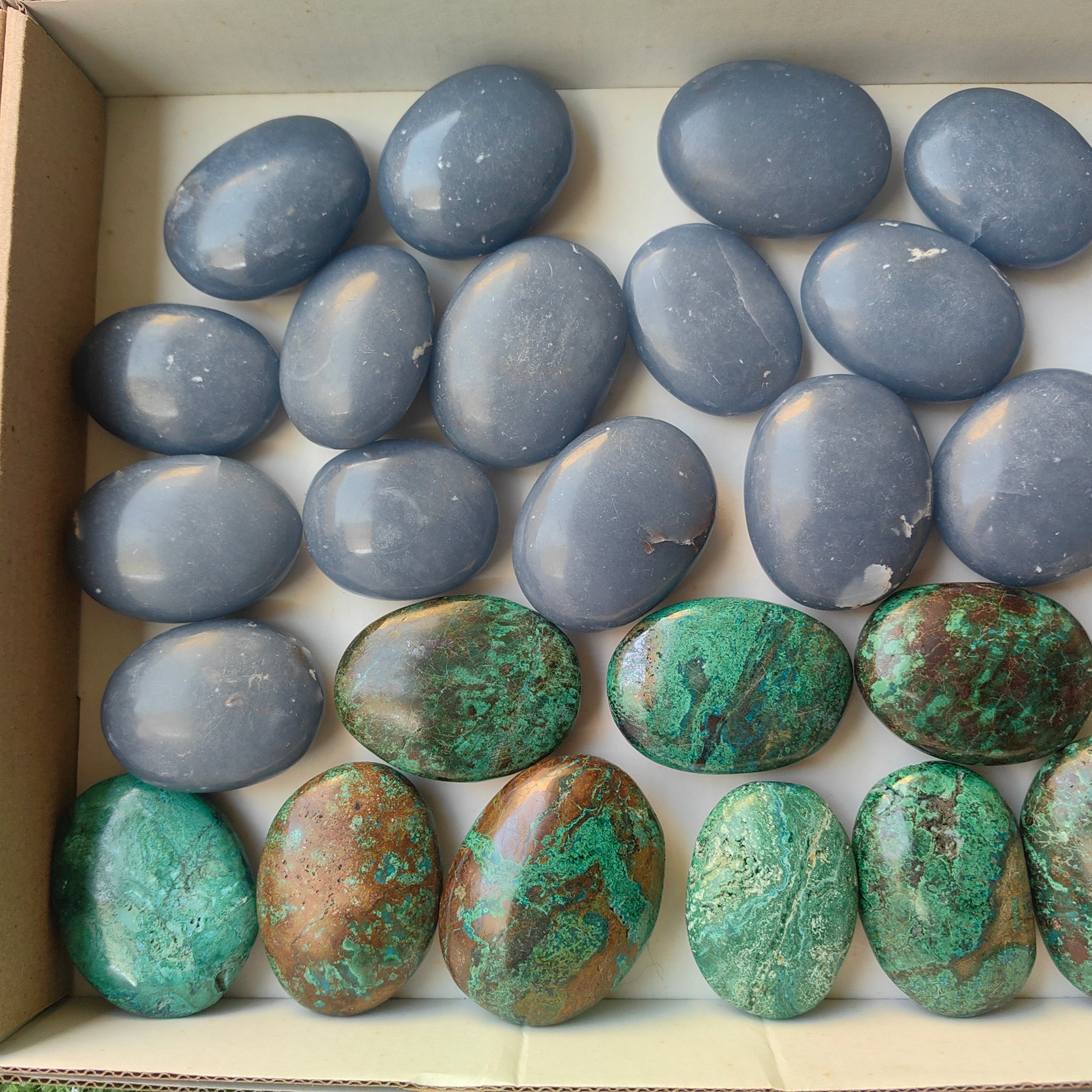 Lot 18 pcs Angelite palm / 10 pcsChrysocolla on Malachite Palm