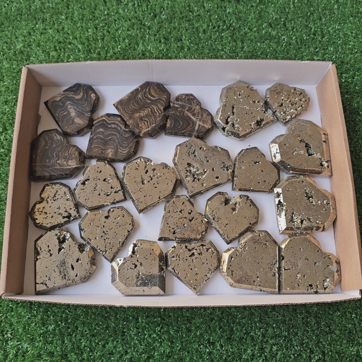 Load video: Lot 22 pcs pyrite/stramatolite hearts 3D