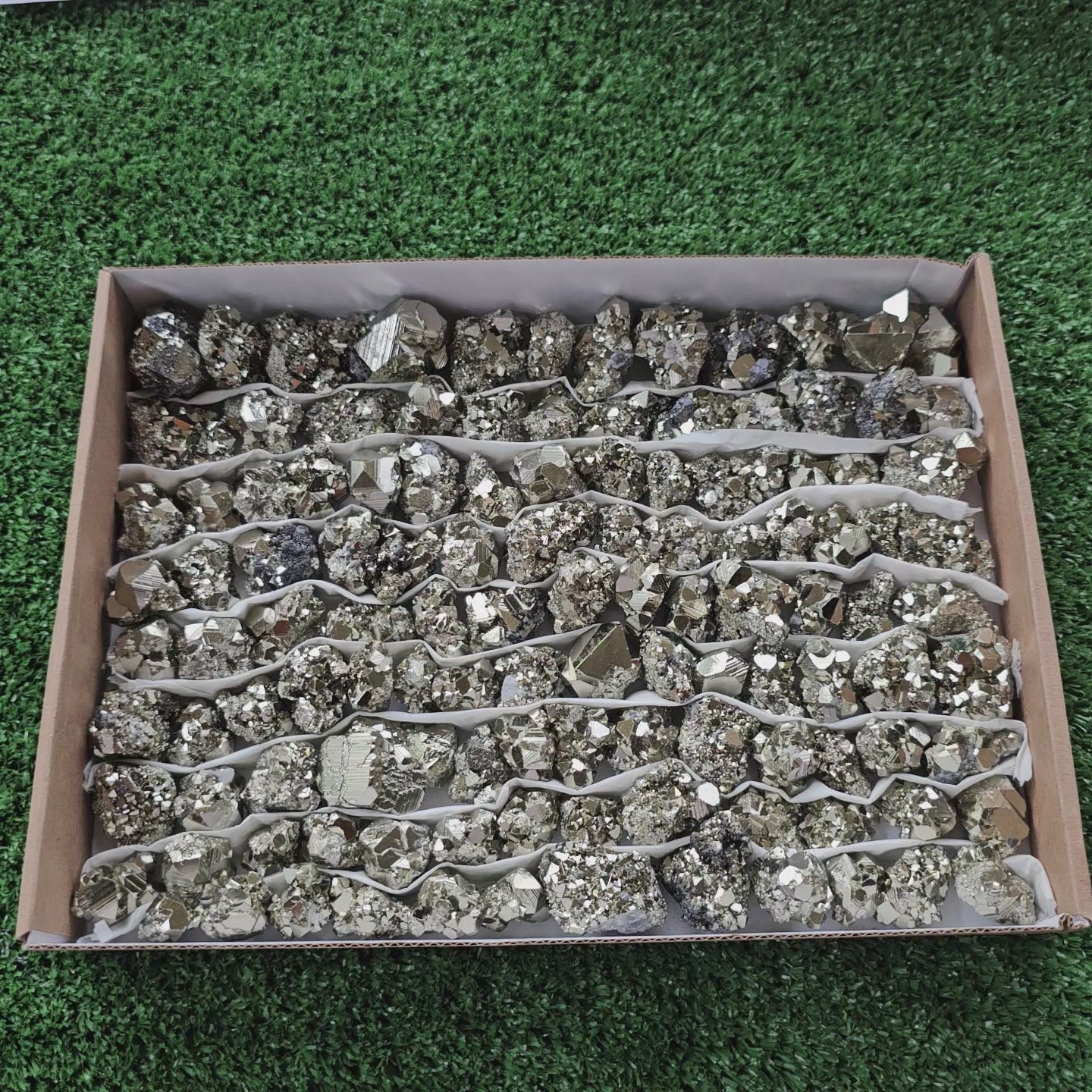 Load video: Box 118 pcs pyrite Octahedral