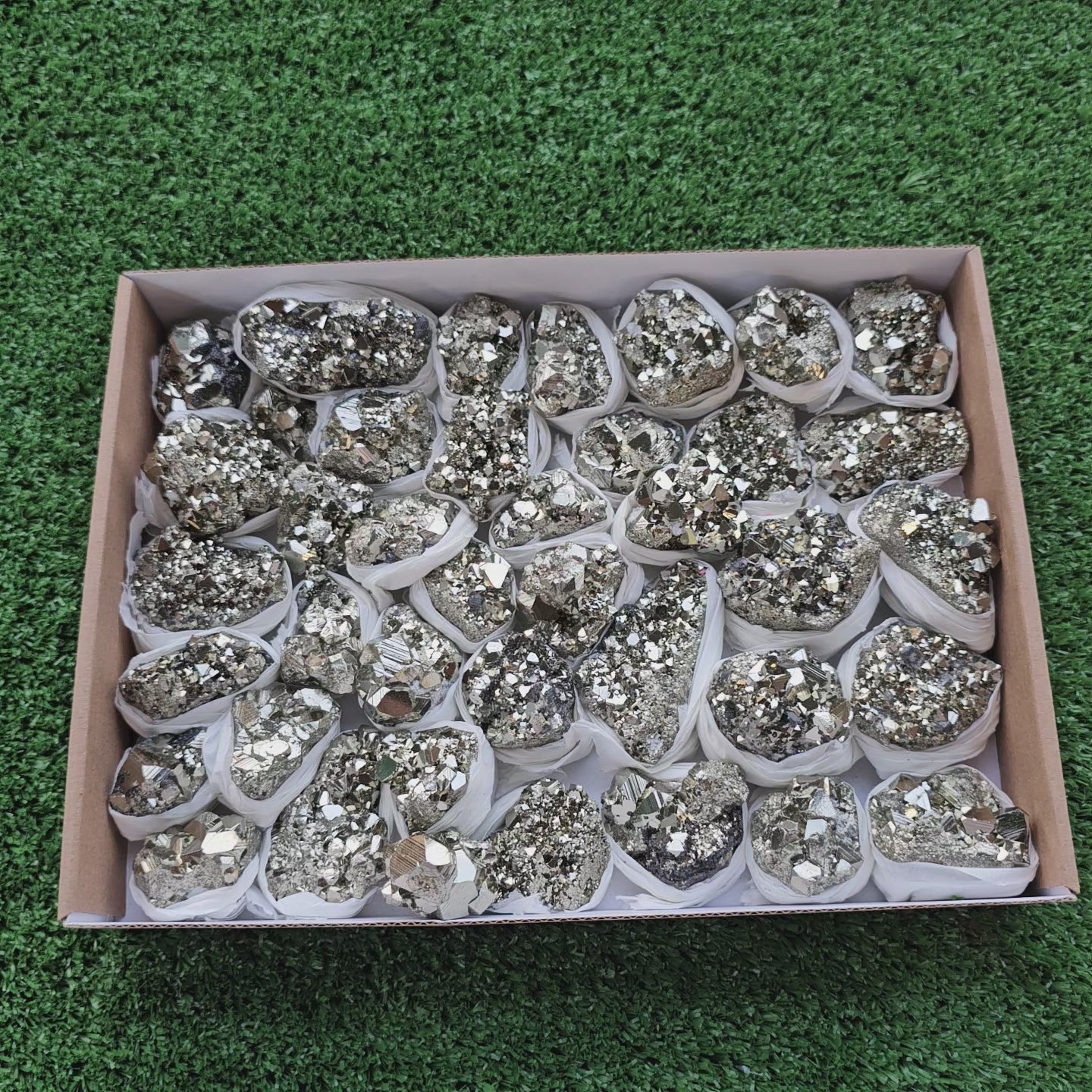 Load video: Box 40 pcs pyrite Octahedral