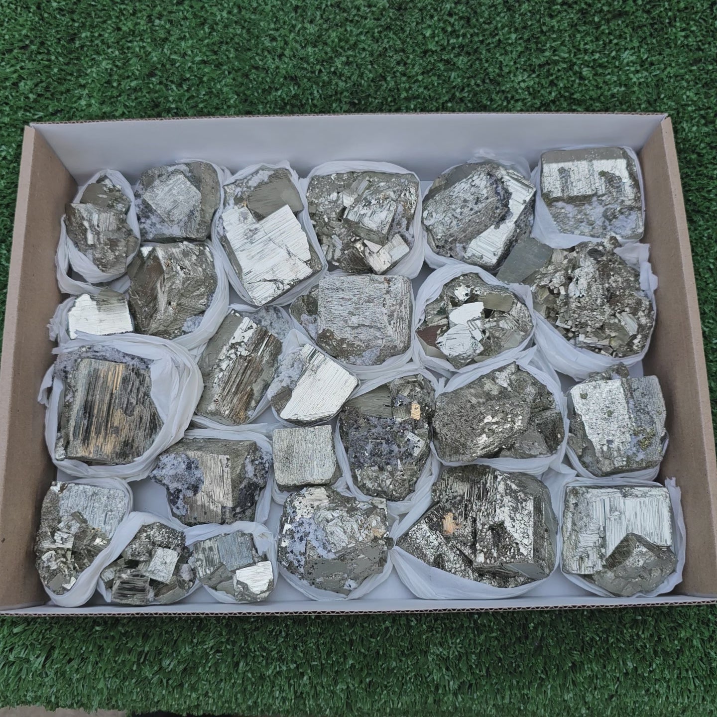 Load video: 25 pc Pyrite Cubic