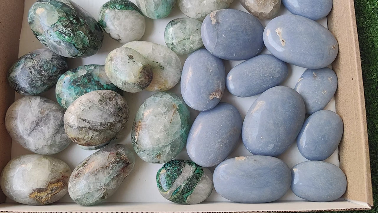 Load video: Lot 28 pcs Chrysoquartz / Angelite Palm