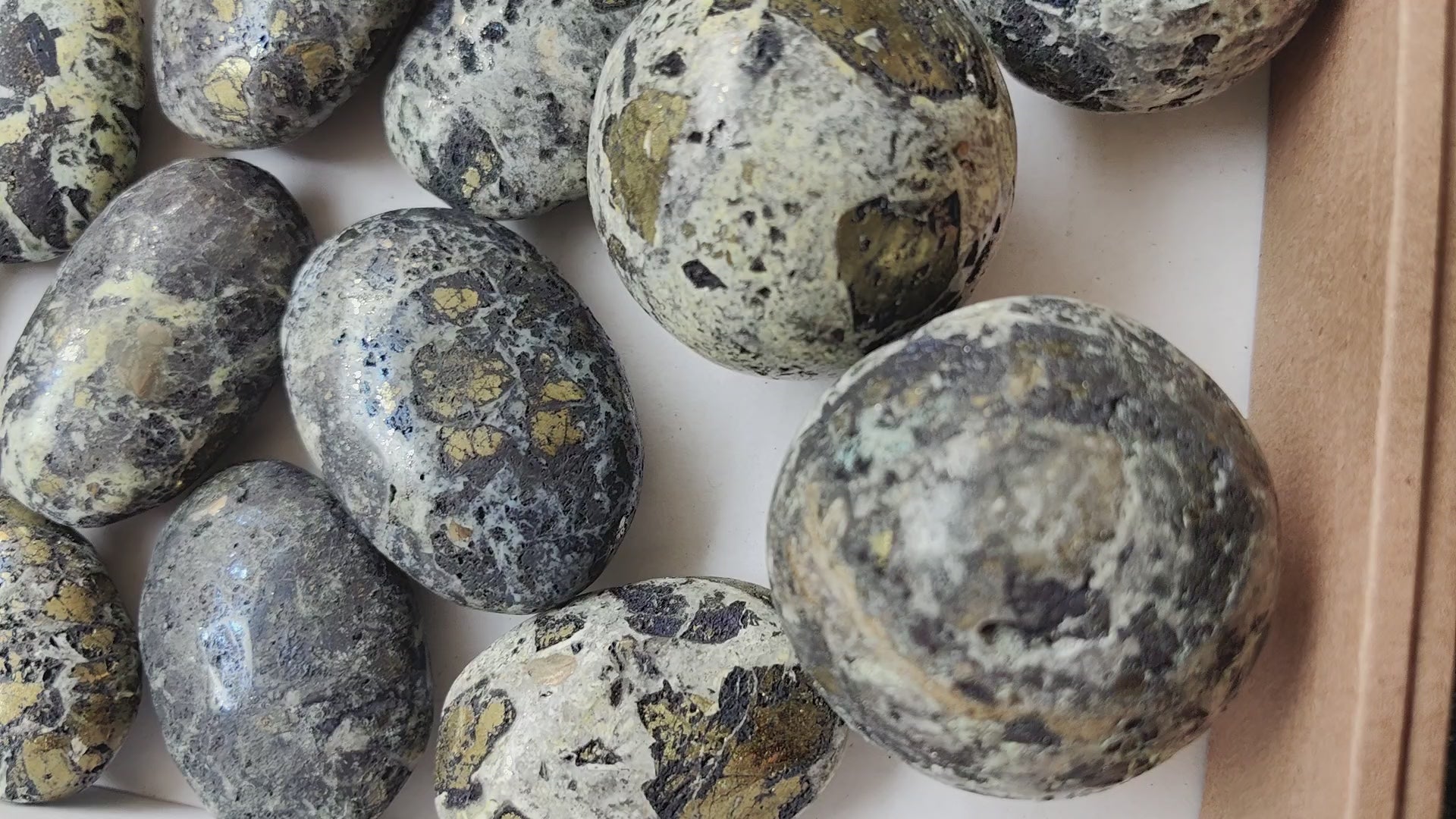 Load video: Lot 28 pcs Covellite Palms / Sphere / heart*